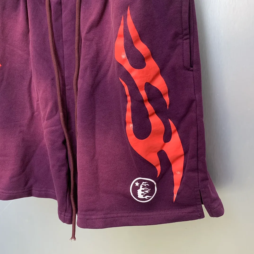 P150 7-color FLAME SHORTS Hellstar high-quality spray-on shorts, the new hot beauty trend Hellstar!  Standard beauty and trendy workmanship, original customization (fabric, pattern, printing, hang tag, main mark, etc.), exaggerated style, explosive style, dare to break through tradition, bring adventurous new fashion experience!   YoungBoy, the most popular rapper in the youth circle, has shot a lot of models for him, and celebrities such as Dababy and Swae Lee frequently get dressed!  Color: WHITE, Black red, Black green, Purple, Blue, Gray, Yellow Size: S, M, L, XL