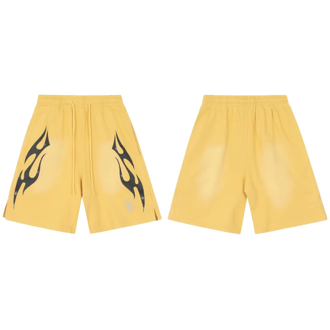 P150 7-color FLAME SHORTS Hellstar high-quality spray-on shorts, the new hot beauty trend Hellstar!  Standard beauty and trendy workmanship, original customization (fabric, pattern, printing, hang tag, main mark, etc.), exaggerated style, explosive style, dare to break through tradition, bring adventurous new fashion experience!   YoungBoy, the most popular rapper in the youth circle, has shot a lot of models for him, and celebrities such as Dababy and Swae Lee frequently get dressed!  Color: WHITE, Black red, Black green, Purple, Blue, Gray, Yellow Size: S, M, L, XL