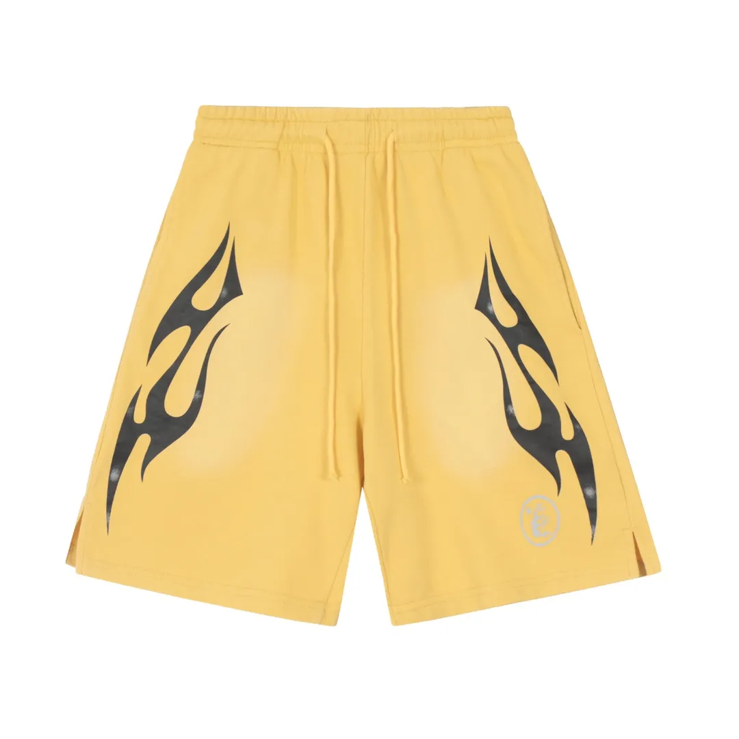 P150 7-color FLAME SHORTS Hellstar high-quality spray-on shorts, the new hot beauty trend Hellstar!  Standard beauty and trendy workmanship, original customization (fabric, pattern, printing, hang tag, main mark, etc.), exaggerated style, explosive style, dare to break through tradition, bring adventurous new fashion experience!   YoungBoy, the most popular rapper in the youth circle, has shot a lot of models for him, and celebrities such as Dababy and Swae Lee frequently get dressed!  Color: WHITE, Black red, Black green, Purple, Blue, Gray, Yellow Size: S, M, L, XL