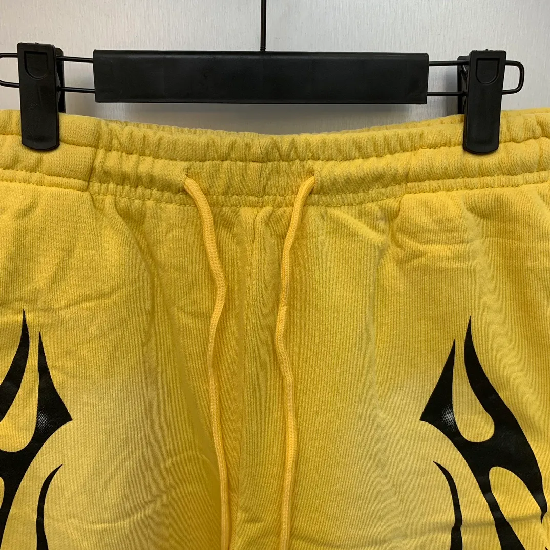P150 7-color FLAME SHORTS Hellstar high-quality spray-on shorts, the new hot beauty trend Hellstar!  Standard beauty and trendy workmanship, original customization (fabric, pattern, printing, hang tag, main mark, etc.), exaggerated style, explosive style, dare to break through tradition, bring adventurous new fashion experience!   YoungBoy, the most popular rapper in the youth circle, has shot a lot of models for him, and celebrities such as Dababy and Swae Lee frequently get dressed!  Color: WHITE, Black red, Black green, Purple, Blue, Gray, Yellow Size: S, M, L, XL