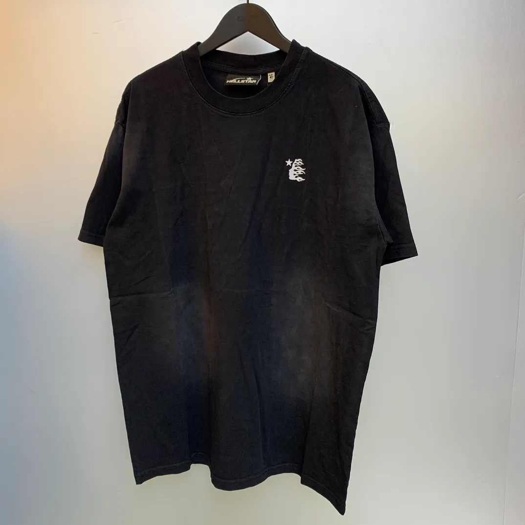 P126 Hellstar STUDIOS BASIC T-SHIRT Simple, beautiful and trendy spray Ma Liu short-sleeved T-shirt. The new hot trendy Hellstar!  Standard beauty and trendy workmanship, original customization (fabric, pattern, printing, hang tag, main mark, etc.), exaggerated style, explosive style, dare to break through tradition, bring adventurous new fashion experience!   YoungBoy, the most popular rapper in the youth circle, has shot a lot of models for him, and celebrities such as Dababy and Swae Lee frequently get dressed!  color: black Size: S, M, L, XL