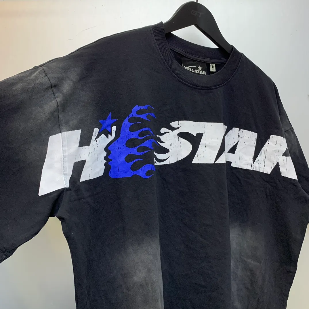 P126 HELLSTAR STUDIOS CARTOON LOGO T-SHIRT High-quality short-sleeved T-shirt, the new hot beauty trend Hellstar!  Standard beauty and trendy workmanship, original customization (fabric, pattern, printing, hang tag, main mark, etc.), exaggerated style, explosive style, dare to break through tradition, bring adventurous new fashion experience!   YoungBoy, the most popular rapper in the youth circle, has shot a lot of models for him, and celebrities such as Dababy and Swae Lee frequently get dressed!  color: black Size: S, M, L, XL