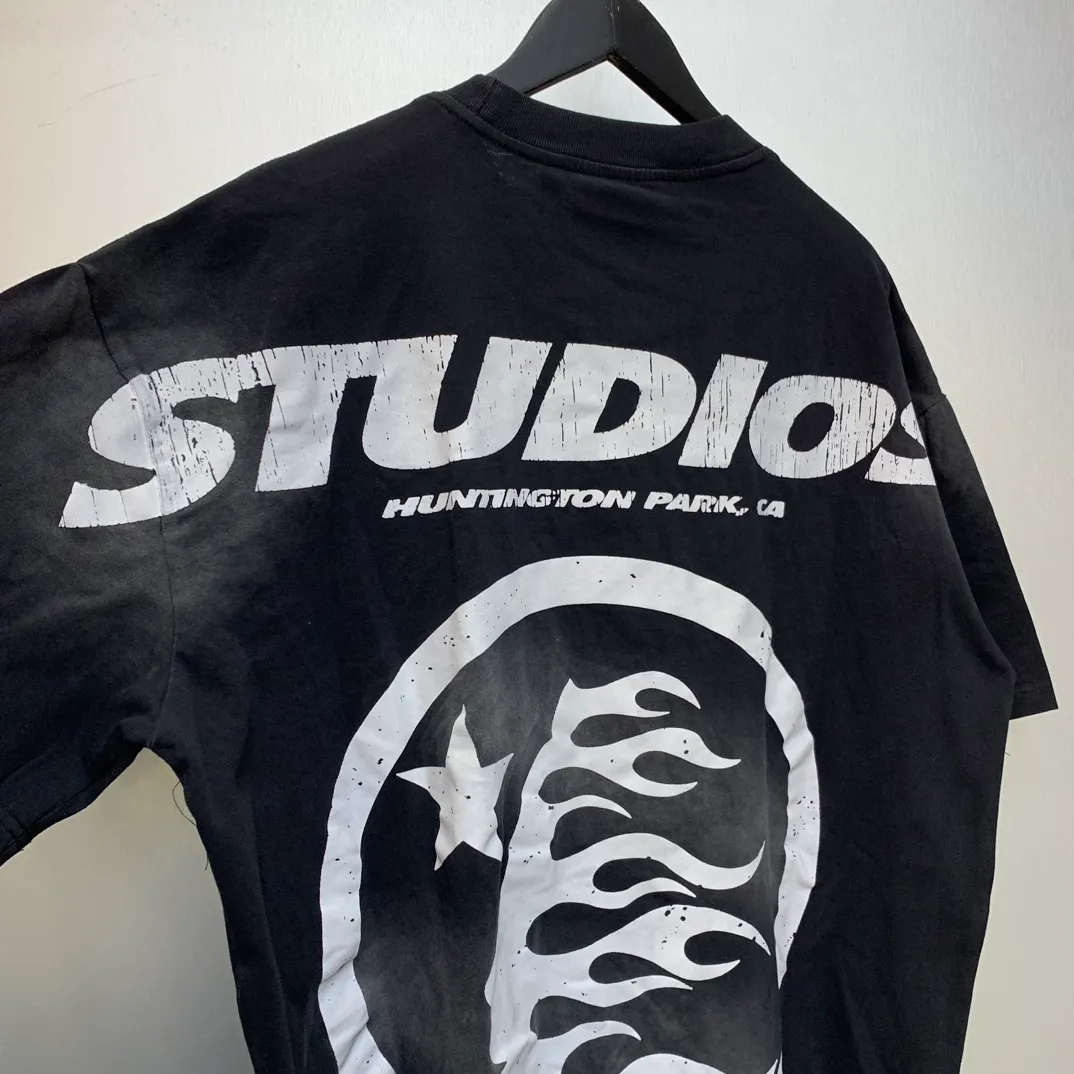 P126 HELLSTAR STUDIOS CARTOON LOGO T-SHIRT High-quality short-sleeved T-shirt, the new hot beauty trend Hellstar!  Standard beauty and trendy workmanship, original customization (fabric, pattern, printing, hang tag, main mark, etc.), exaggerated style, explosive style, dare to break through tradition, bring adventurous new fashion experience!   YoungBoy, the most popular rapper in the youth circle, has shot a lot of models for him, and celebrities such as Dababy and Swae Lee frequently get dressed!  color: black Size: S, M, L, XL