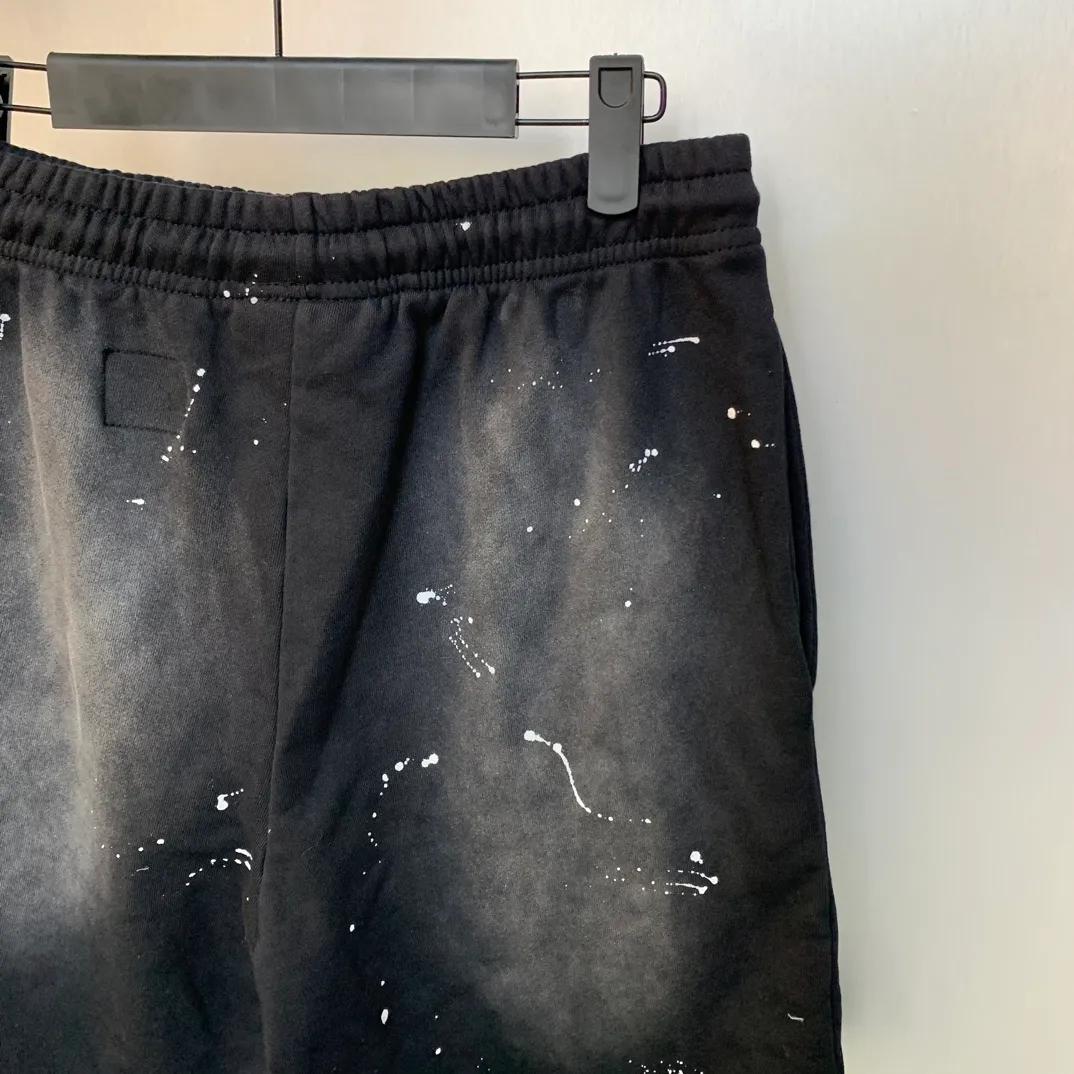 P150 HELLSTAR STUDIOS SHORTS High-quality spray-on pure cotton shorts with splashes of ink. The new hot beauty trend Hellstar!  Standard beauty and trendy workmanship, original customization (fabric, pattern, printing, hang tag, main mark, etc.), exaggerated style, explosive style, dare to break through tradition, bring adventurous new fashion experience!   YoungBoy, the most popular rapper in the youth circle, has shot a lot of models for him, and celebrities such as Dababy and Swae Lee frequently get dressed!  color: BLACK Size: S, M, L, XL