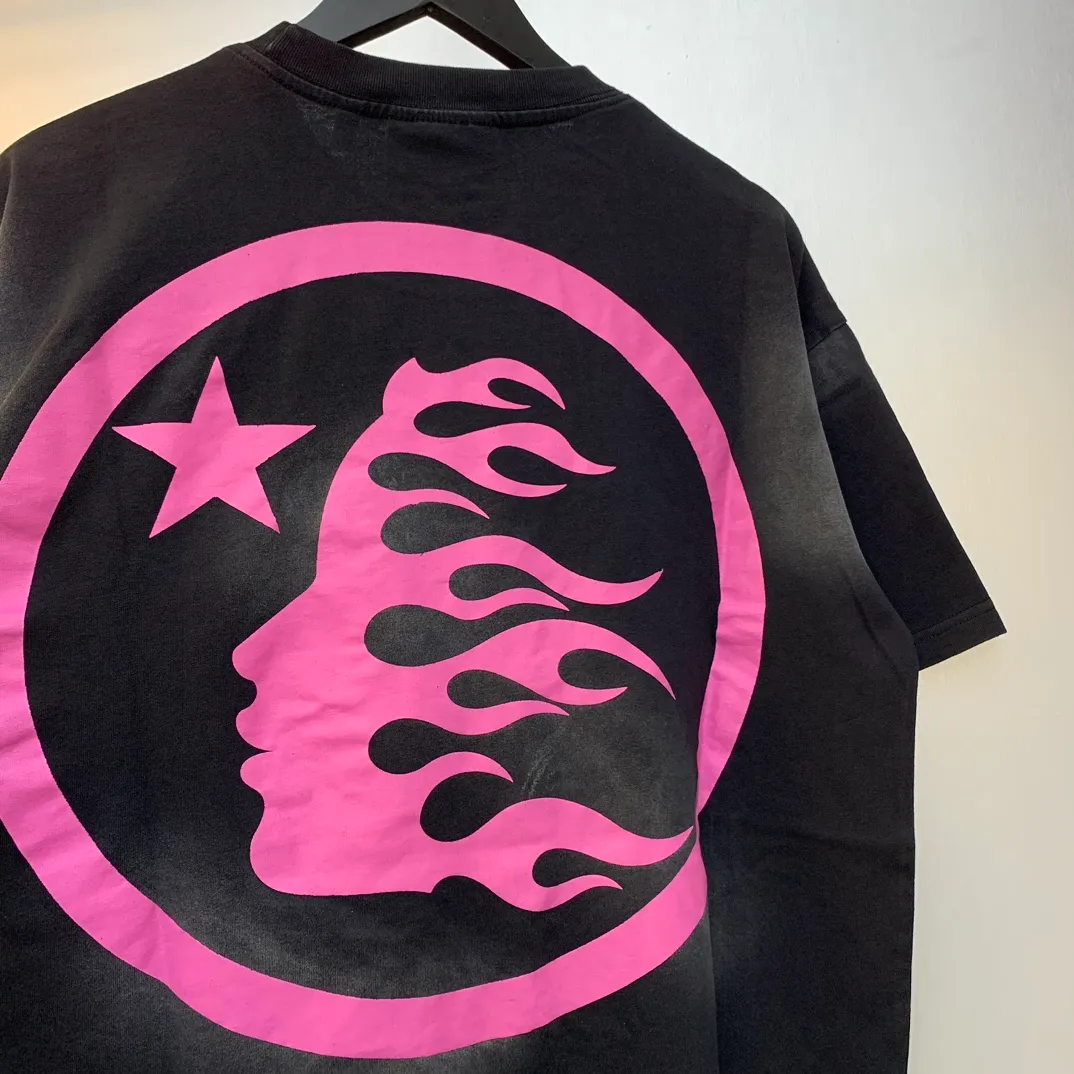 P126 Hellstar Studios Classic Pink Logo Short Sleeve Tee Shirt Washed Black short-sleeved T-shirt is a new hot trend in Hellstar!  Standard beauty and trendy workmanship, original customization (fabric, pattern, printing, hang tag, main mark, etc.), exaggerated style, explosive style, dare to break through tradition, bring adventurous new fashion experience!   YoungBoy, the most popular rapper in the youth circle, has shot a lot of models for him, and celebrities such as Dababy and Swae Lee frequently get dressed!  color: black Size: S, M, L, XL