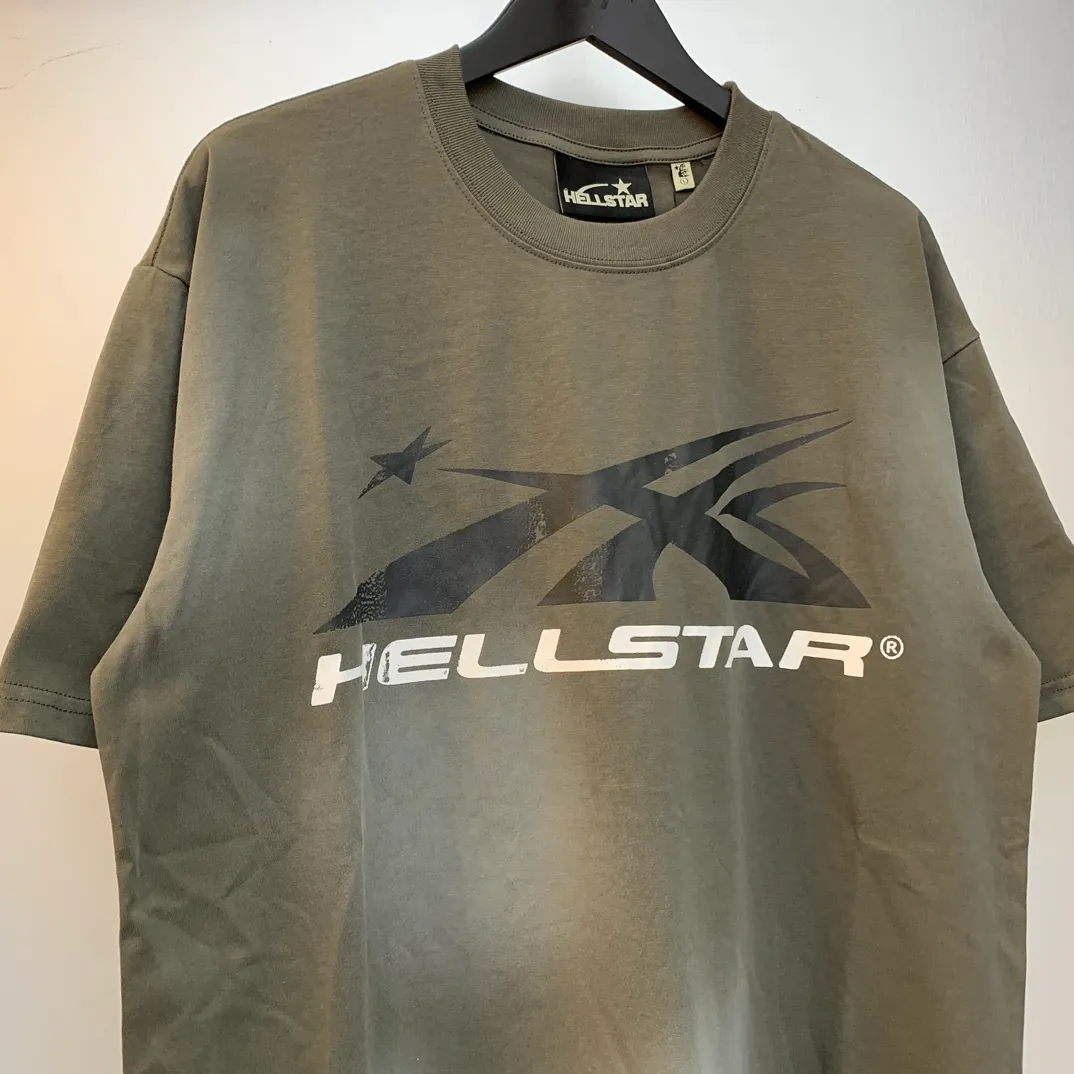 P126 Hellstar Studios Classic Logo Short Sleeve Tee Shirt Washed Gray Short Sleeve T-shirt The new hot beauty trend Hellstar!  Standard beauty and trendy workmanship, original customization (fabric, pattern, printing, hang tag, main mark, etc.), exaggerated style, explosive style, dare to break through tradition, bring adventurous new fashion experience!   YoungBoy, the most popular rapper in the youth circle, has shot a lot of models for him, and celebrities such as Dababy and Swae Lee frequently get dressed!  color: gray Size: S, M, L, XL