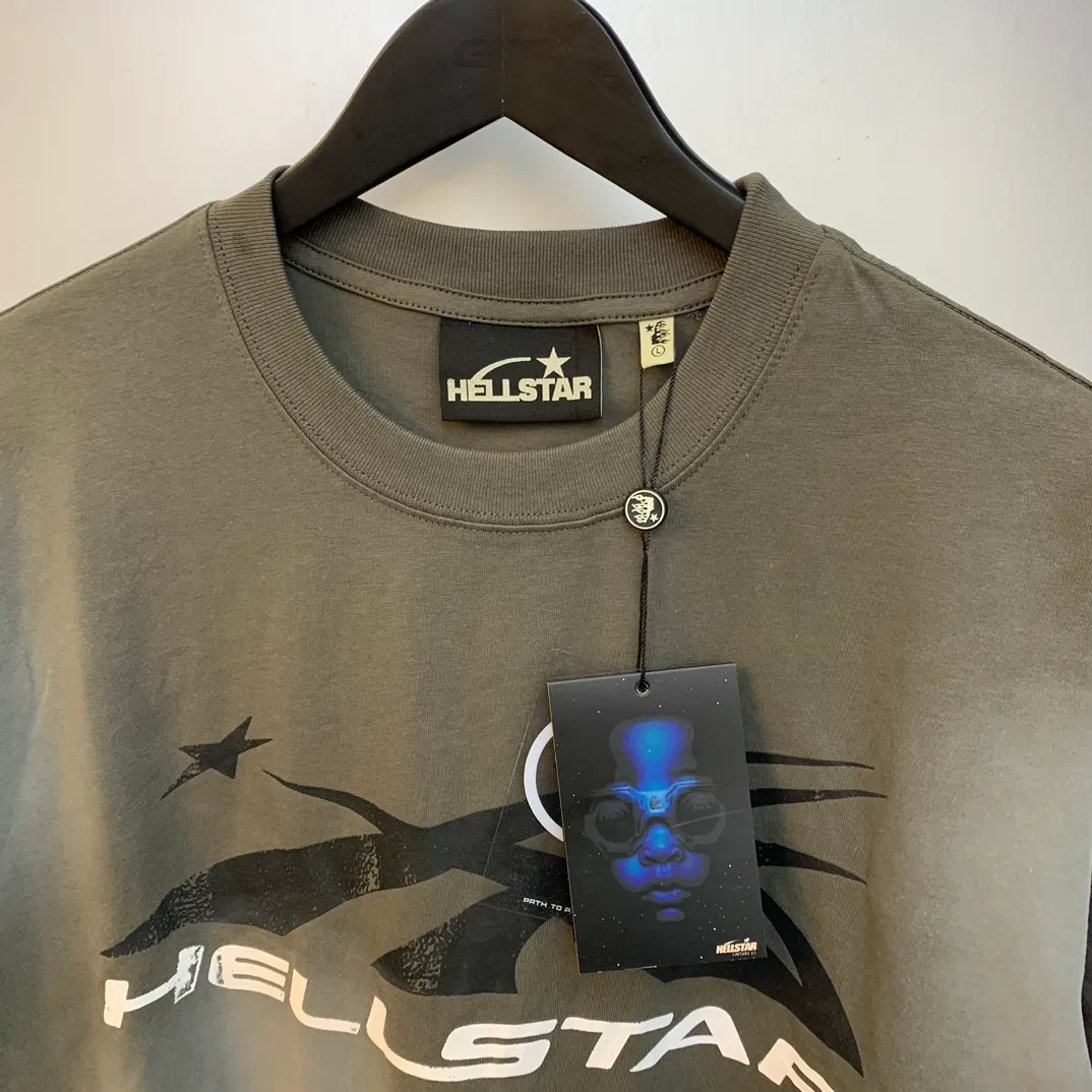 P126 Hellstar Studios Classic Logo Short Sleeve Tee Shirt Washed Gray Short Sleeve T-shirt The new hot beauty trend Hellstar!  Standard beauty and trendy workmanship, original customization (fabric, pattern, printing, hang tag, main mark, etc.), exaggerated style, explosive style, dare to break through tradition, bring adventurous new fashion experience!   YoungBoy, the most popular rapper in the youth circle, has shot a lot of models for him, and celebrities such as Dababy and Swae Lee frequently get dressed!  color: gray Size: S, M, L, XL
