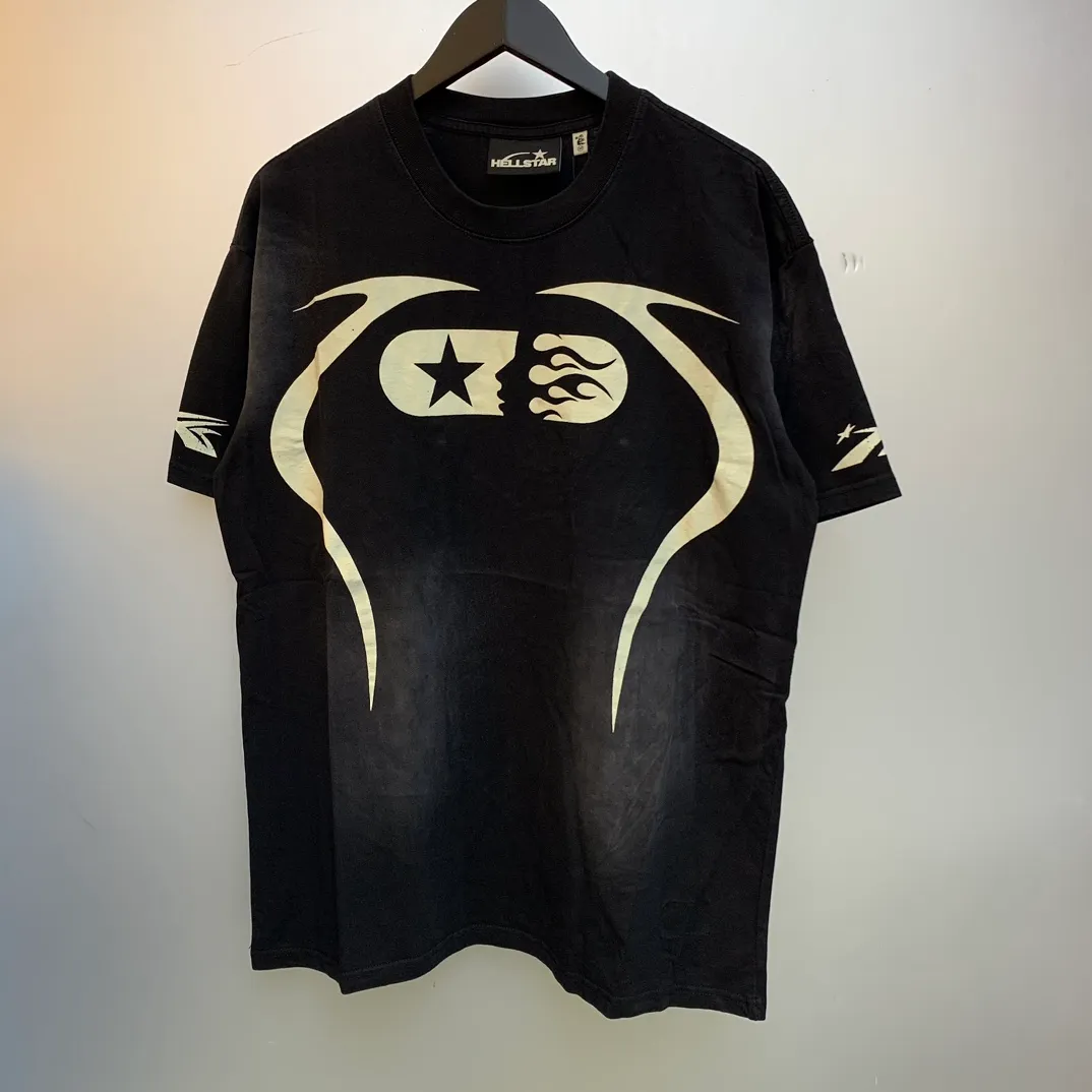 P126 Hellstar WARM UP T-SHIRT High-quality sprayed horse short-sleeved T-shirt The new hot beauty trend Hellstar!  Standard beauty and trendy workmanship, original customization (fabric, pattern, printing, hang tag, main mark, etc.), exaggerated style, explosive style, dare to break through tradition, bring adventurous new fashion experience!   YoungBoy, the most popular rapper in the youth circle, has shot a lot of models for him, and celebrities such as Dababy and Swae Lee frequently get dressed!   color: WHITE, RED, GREEN, Darkest Navy, BLACK size: S, M, L, XL