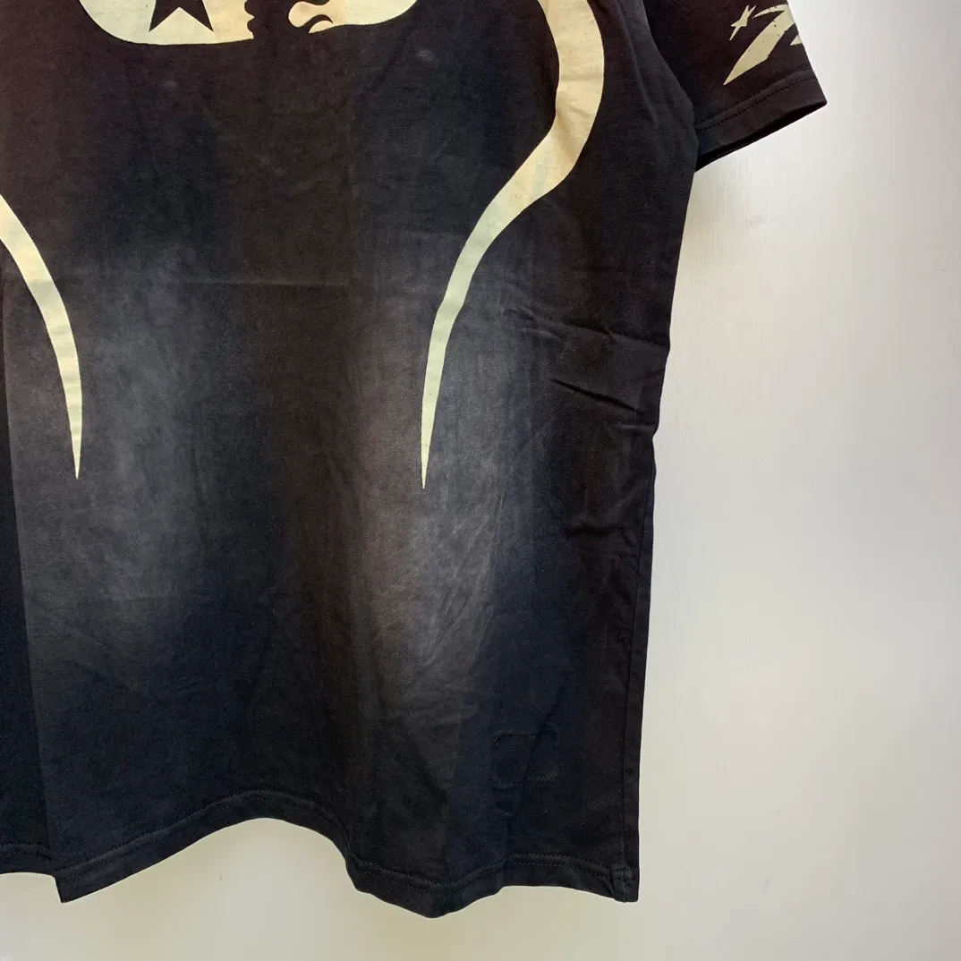 P126 Hellstar WARM UP T-SHIRT High-quality sprayed horse short-sleeved T-shirt The new hot beauty trend Hellstar!  Standard beauty and trendy workmanship, original customization (fabric, pattern, printing, hang tag, main mark, etc.), exaggerated style, explosive style, dare to break through tradition, bring adventurous new fashion experience!   YoungBoy, the most popular rapper in the youth circle, has shot a lot of models for him, and celebrities such as Dababy and Swae Lee frequently get dressed!   color: WHITE, RED, GREEN, Darkest Navy, BLACK size: S, M, L, XL