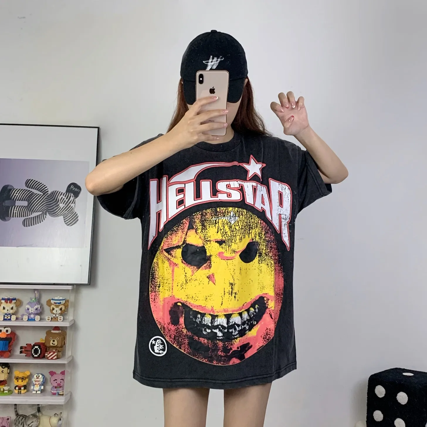 P126 Hellstar Studios Evil Smile Short Sleeve Tee Shirt Washed Black Hellstar Smile Earth washed and distressed short-sleeved T-shirt The new hot beauty trend Hellstar!  Standard beauty and trendy workmanship, original customization (fabric, pattern, printing, hang tag, main mark, etc.), exaggerated style, explosive style, dare to break through tradition, bring adventurous new fashion experience!  YoungBoy, the most popular rapper in the youth circle, has shot a lot of models for him, and celebrities such as Dababy and Swae Lee frequently get dressed!  color: Vintage Black (washed black) size: S, M, L, XL