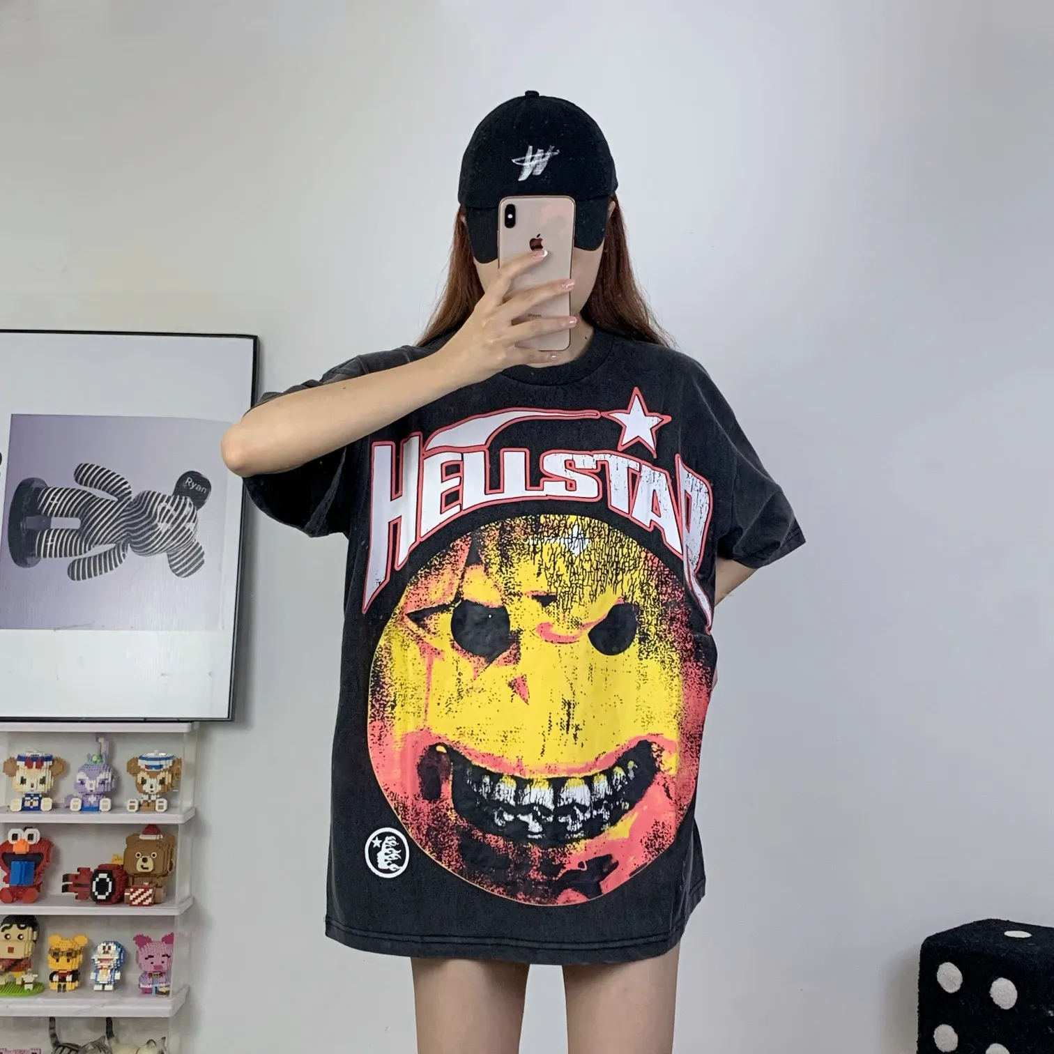 P126 Hellstar Studios Evil Smile Short Sleeve Tee Shirt Washed Black Hellstar Smile Earth washed and distressed short-sleeved T-shirt The new hot beauty trend Hellstar!  Standard beauty and trendy workmanship, original customization (fabric, pattern, printing, hang tag, main mark, etc.), exaggerated style, explosive style, dare to break through tradition, bring adventurous new fashion experience!  YoungBoy, the most popular rapper in the youth circle, has shot a lot of models for him, and celebrities such as Dababy and Swae Lee frequently get dressed!  color: Vintage Black (washed black) size: S, M, L, XL