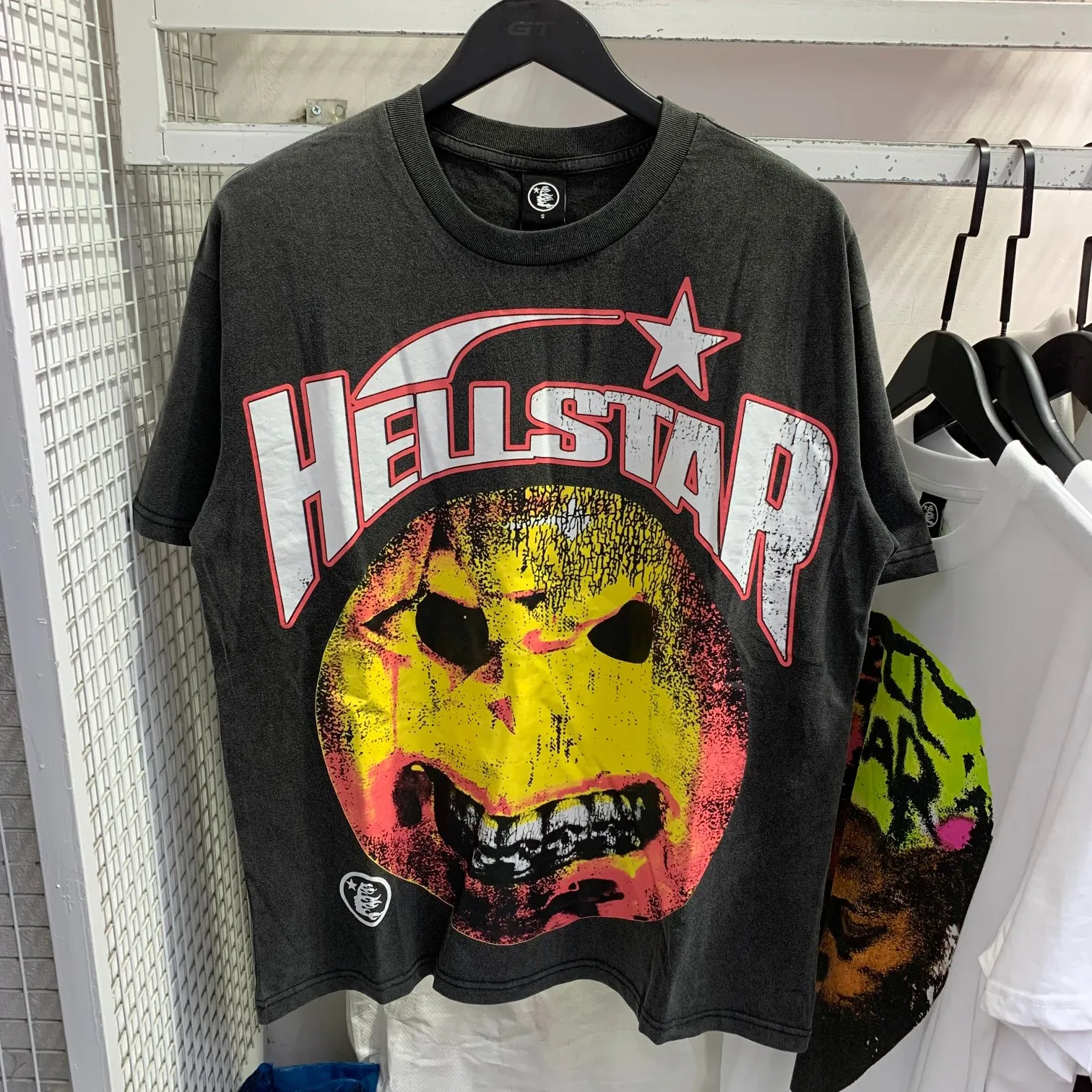 P126 Hellstar Studios Evil Smile Short Sleeve Tee Shirt Washed Black Hellstar Smile Earth washed and distressed short-sleeved T-shirt The new hot beauty trend Hellstar!  Standard beauty and trendy workmanship, original customization (fabric, pattern, printing, hang tag, main mark, etc.), exaggerated style, explosive style, dare to break through tradition, bring adventurous new fashion experience!  YoungBoy, the most popular rapper in the youth circle, has shot a lot of models for him, and celebrities such as Dababy and Swae Lee frequently get dressed!  color: Vintage Black (washed black) size: S, M, L, XL