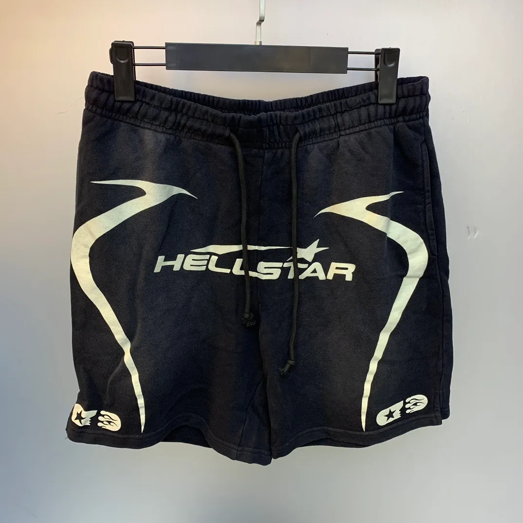 P150 Hellstar WARM UP SHORTS high-quality spray-on horse shorts, the new hot beauty trend Hellstar!  Standard beauty and trendy workmanship, original customization (fabric, pattern, printing, hang tag, main mark, etc.), exaggerated style, explosive style, dare to break through tradition, bring adventurous new fashion experience!   YoungBoy, the most popular rapper in the youth circle, has shot a lot of models for him, and celebrities such as Dababy and Swae Lee frequently get dressed!  Color: WHITE, RED, GREEN, Darkest Navy, BLACK Size: S, M, L, XL