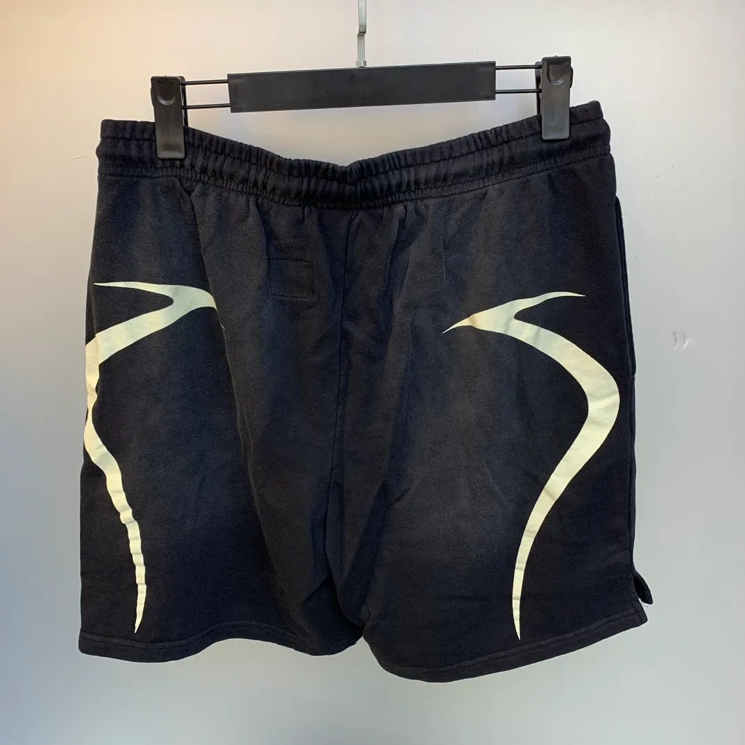 P150 Hellstar WARM UP SHORTS high-quality spray-on horse shorts, the new hot beauty trend Hellstar!  Standard beauty and trendy workmanship, original customization (fabric, pattern, printing, hang tag, main mark, etc.), exaggerated style, explosive style, dare to break through tradition, bring adventurous new fashion experience!   YoungBoy, the most popular rapper in the youth circle, has shot a lot of models for him, and celebrities such as Dababy and Swae Lee frequently get dressed!  Color: WHITE, RED, GREEN, Darkest Navy, BLACK Size: S, M, L, XL