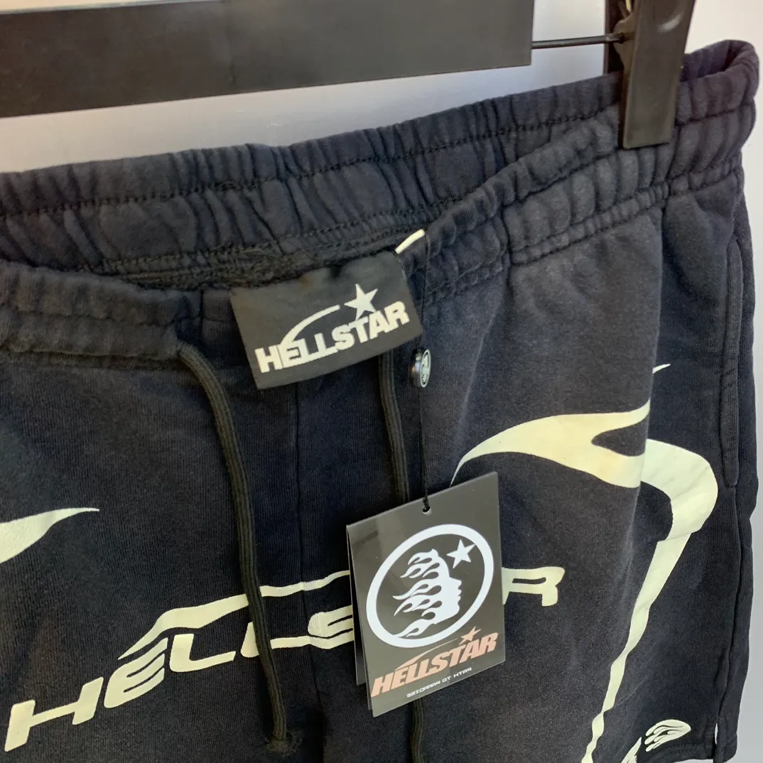 P150 Hellstar WARM UP SHORTS high-quality spray-on horse shorts, the new hot beauty trend Hellstar!  Standard beauty and trendy workmanship, original customization (fabric, pattern, printing, hang tag, main mark, etc.), exaggerated style, explosive style, dare to break through tradition, bring adventurous new fashion experience!   YoungBoy, the most popular rapper in the youth circle, has shot a lot of models for him, and celebrities such as Dababy and Swae Lee frequently get dressed!  Color: WHITE, RED, GREEN, Darkest Navy, BLACK Size: S, M, L, XL