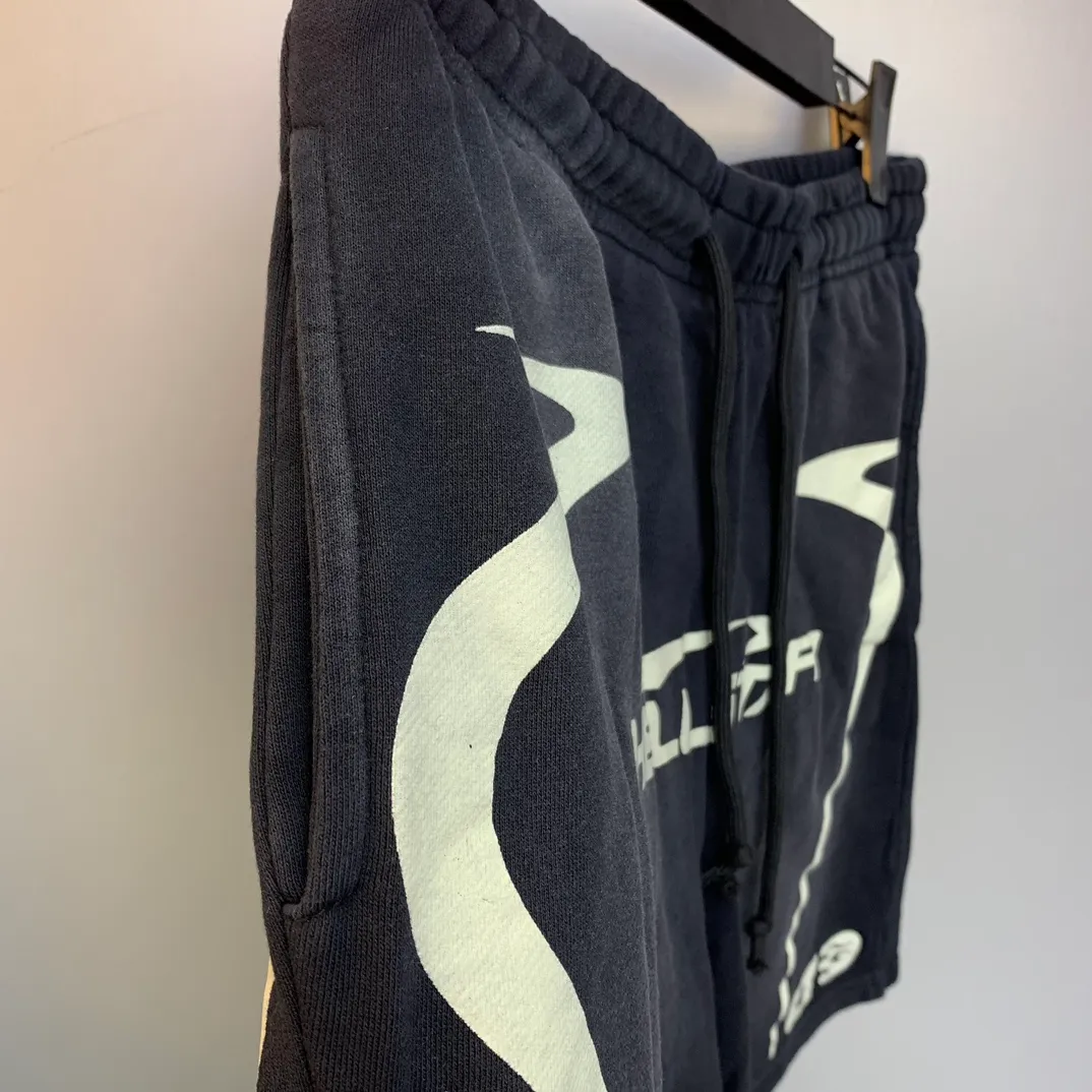 P150 Hellstar WARM UP SHORTS high-quality spray-on horse shorts, the new hot beauty trend Hellstar!  Standard beauty and trendy workmanship, original customization (fabric, pattern, printing, hang tag, main mark, etc.), exaggerated style, explosive style, dare to break through tradition, bring adventurous new fashion experience!   YoungBoy, the most popular rapper in the youth circle, has shot a lot of models for him, and celebrities such as Dababy and Swae Lee frequently get dressed!  Color: WHITE, RED, GREEN, Darkest Navy, BLACK Size: S, M, L, XL
