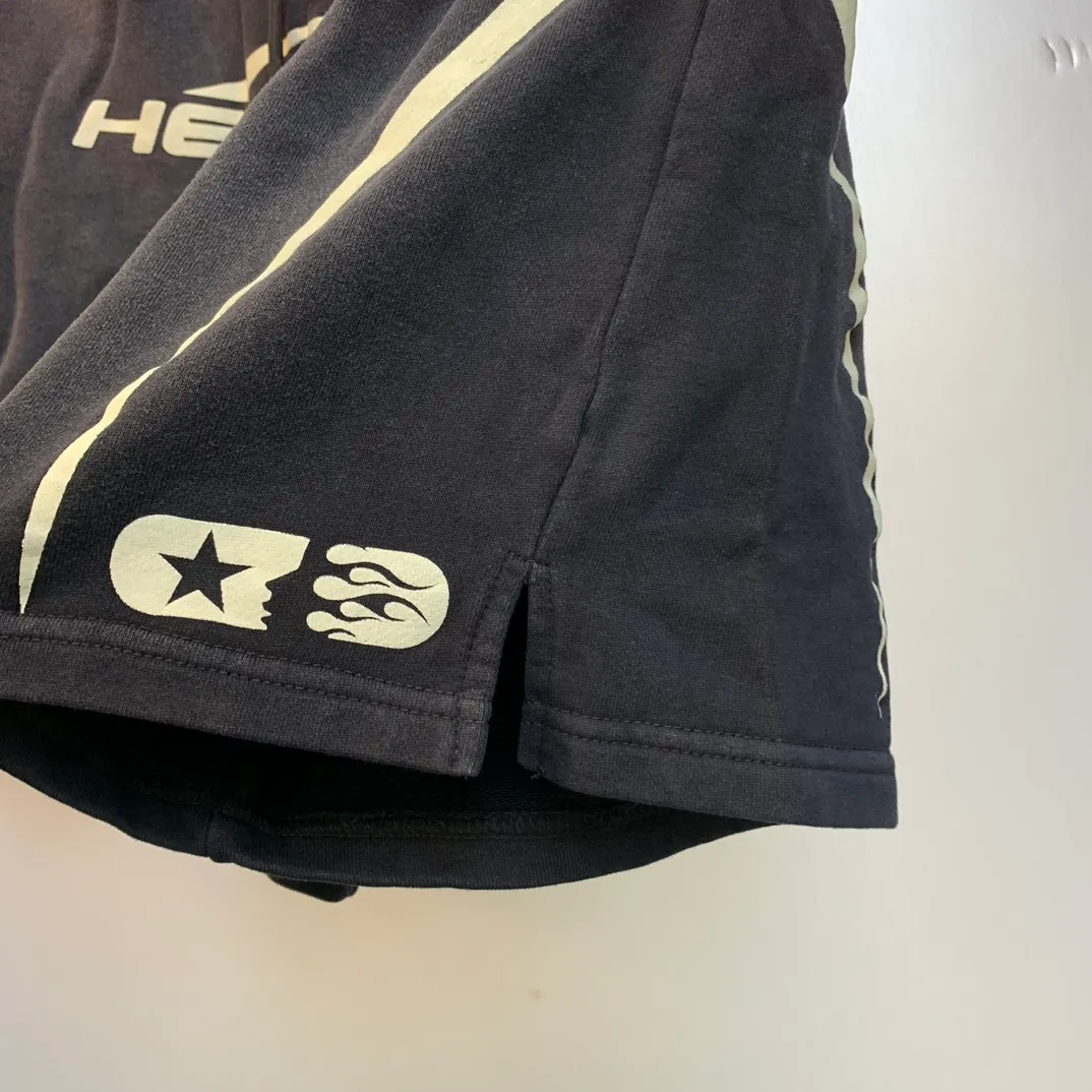 P150 Hellstar WARM UP SHORTS high-quality spray-on horse shorts, the new hot beauty trend Hellstar!  Standard beauty and trendy workmanship, original customization (fabric, pattern, printing, hang tag, main mark, etc.), exaggerated style, explosive style, dare to break through tradition, bring adventurous new fashion experience!   YoungBoy, the most popular rapper in the youth circle, has shot a lot of models for him, and celebrities such as Dababy and Swae Lee frequently get dressed!  Color: WHITE, RED, GREEN, Darkest Navy, BLACK Size: S, M, L, XL