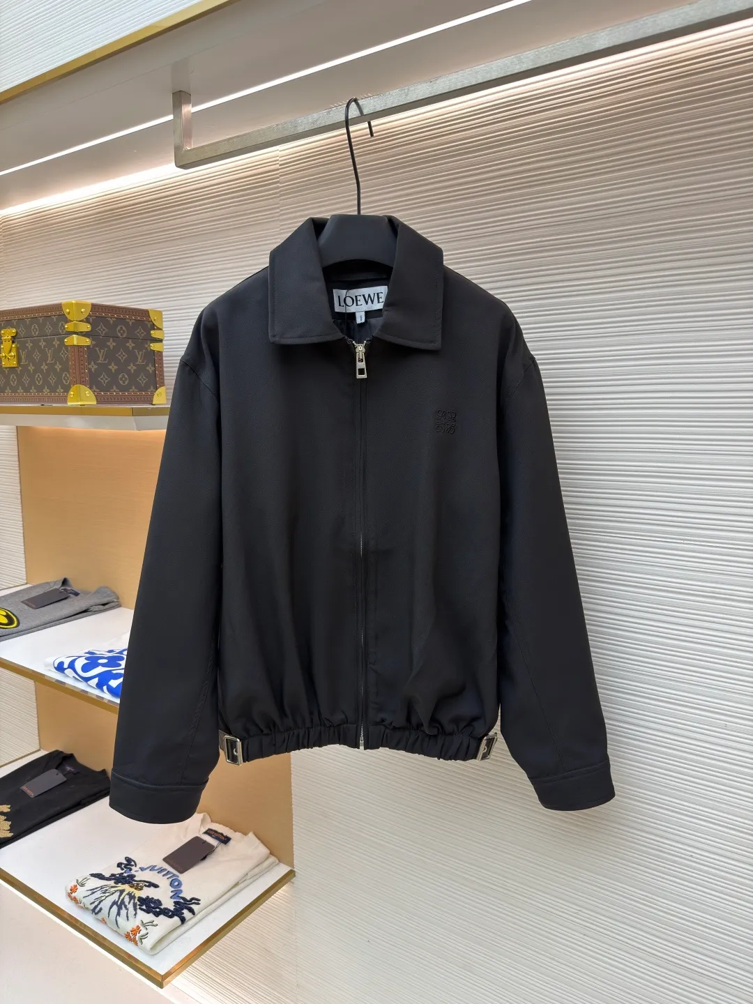 Loewe black trimmed jacket ●Original version: Purchased and developed for 20900 ●Item number: 1682113-B40 ●Fabric: High-weight dyed cotton satin fabric ●Technology: Leather patch production ●Color: black ●Version: Fitted version ●Weight: about 770 grams ●Size: 46-48-50-52 ●Description: Made of 100% pure cotton cloth, the fabric is custom-dyed in the original color. The leather label is made of real cowhide composite, and the surface is stamped with gold powder to create the brand logo. The waist belt is made of multi-layer composite, and the oil edge design presents a different visual effect. Medium weight garment-dyed cotton satin jacket with gathered front and decorative contrasting belt. * Regular fit, standard length * Classic collar * Front zip closure, button cuffs * Seamed pockets, internal welt pockets * Fully lined * Anagram embroidery on chest, LOEWE embossed leather patch on back. The overall wiring is straight and delicate, the fabric is comfortable and soft, and the color is consistent without color difference. It can be matched with the same style to create a fashionable look and control various occasions. Customized accessories, complete with three standards, same style for men and women!