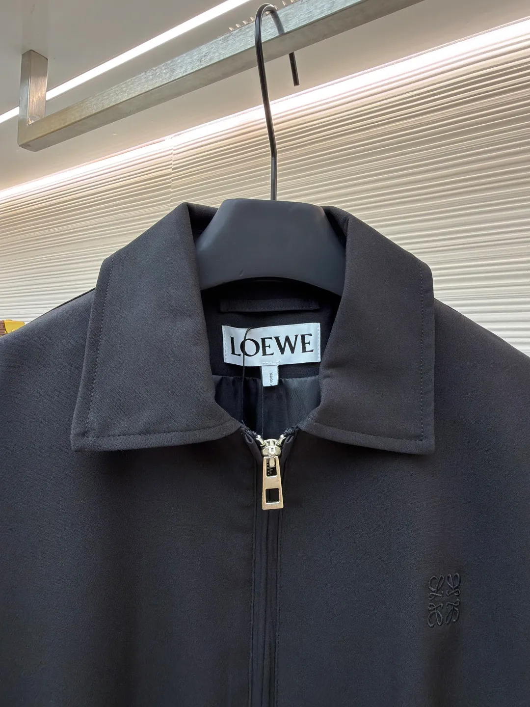 Loewe black trimmed jacket ●Original version: Purchased and developed for 20900 ●Item number: 1682113-B40 ●Fabric: High-weight dyed cotton satin fabric ●Technology: Leather patch production ●Color: black ●Version: Fitted version ●Weight: about 770 grams ●Size: 46-48-50-52 ●Description: Made of 100% pure cotton cloth, the fabric is custom-dyed in the original color. The leather label is made of real cowhide composite, and the surface is stamped with gold powder to create the brand logo. The waist belt is made of multi-layer composite, and the oil edge design presents a different visual effect. Medium weight garment-dyed cotton satin jacket with gathered front and decorative contrasting belt. * Regular fit, standard length * Classic collar * Front zip closure, button cuffs * Seamed pockets, internal welt pockets * Fully lined * Anagram embroidery on chest, LOEWE embossed leather patch on back. The overall wiring is straight and delicate, the fabric is comfortable and soft, and the color is consistent without color difference. It can be matched with the same style to create a fashionable look and control various occasions. Customized accessories, complete with three standards, same style for men and women!