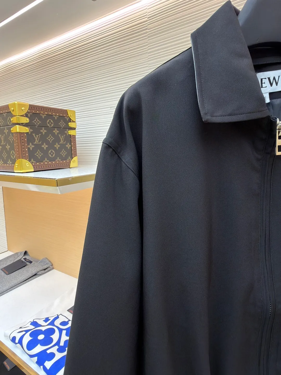 Loewe black trimmed jacket ●Original version: Purchased and developed for 20900 ●Item number: 1682113-B40 ●Fabric: High-weight dyed cotton satin fabric ●Technology: Leather patch production ●Color: black ●Version: Fitted version ●Weight: about 770 grams ●Size: 46-48-50-52 ●Description: Made of 100% pure cotton cloth, the fabric is custom-dyed in the original color. The leather label is made of real cowhide composite, and the surface is stamped with gold powder to create the brand logo. The waist belt is made of multi-layer composite, and the oil edge design presents a different visual effect. Medium weight garment-dyed cotton satin jacket with gathered front and decorative contrasting belt. * Regular fit, standard length * Classic collar * Front zip closure, button cuffs * Seamed pockets, internal welt pockets * Fully lined * Anagram embroidery on chest, LOEWE embossed leather patch on back. The overall wiring is straight and delicate, the fabric is comfortable and soft, and the color is consistent without color difference. It can be matched with the same style to create a fashionable look and control various occasions. Customized accessories, complete with three standards, same style for men and women!