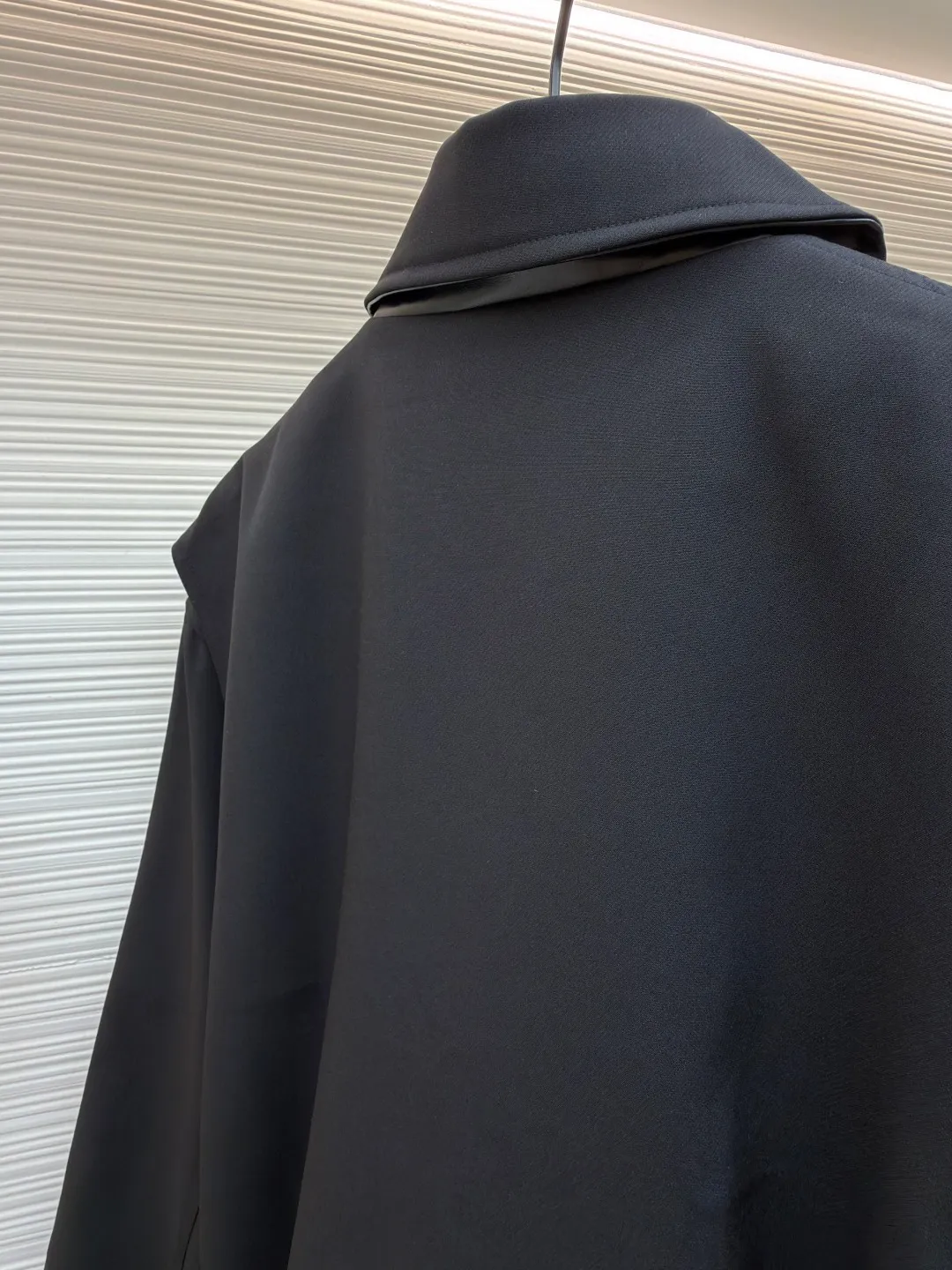 Loewe black trimmed jacket ●Original version: Purchased and developed for 20900 ●Item number: 1682113-B40 ●Fabric: High-weight dyed cotton satin fabric ●Technology: Leather patch production ●Color: black ●Version: Fitted version ●Weight: about 770 grams ●Size: 46-48-50-52 ●Description: Made of 100% pure cotton cloth, the fabric is custom-dyed in the original color. The leather label is made of real cowhide composite, and the surface is stamped with gold powder to create the brand logo. The waist belt is made of multi-layer composite, and the oil edge design presents a different visual effect. Medium weight garment-dyed cotton satin jacket with gathered front and decorative contrasting belt. * Regular fit, standard length * Classic collar * Front zip closure, button cuffs * Seamed pockets, internal welt pockets * Fully lined * Anagram embroidery on chest, LOEWE embossed leather patch on back. The overall wiring is straight and delicate, the fabric is comfortable and soft, and the color is consistent without color difference. It can be matched with the same style to create a fashionable look and control various occasions. Customized accessories, complete with three standards, same style for men and women!