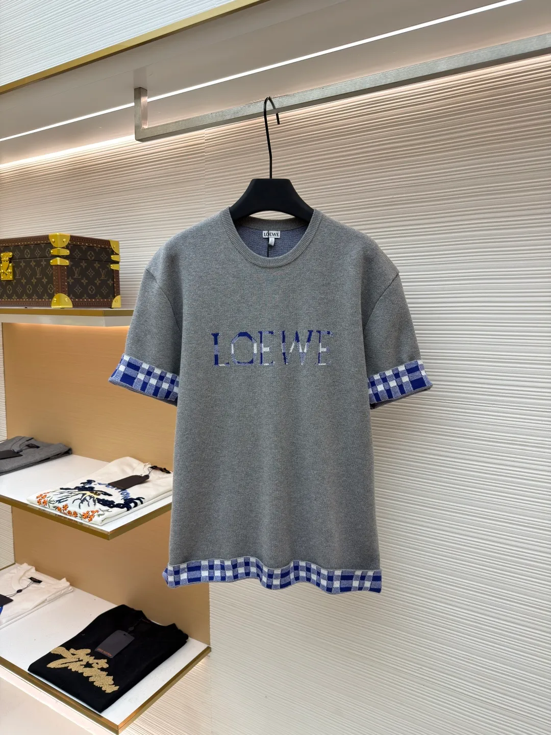 LOWE Woolen short sleeves with inner grid sleeves ●Original version: Purchased and developed by 4526 ●Item No.: 1681520-A95 ●Material: wool chaos fabric ●Technology: woolen jacquard production ●Color: gray ●Version: fitted version ●Weight: about 450 grams ●Size: The wool content provides excellent warmth, natural elasticity and drape, while the cotton provides next-to-skin, breathable comfort and balances the irritation that pure wool can cause. Using the tiny dot-like texture of sesame base jacquard as the base, a unique micro-texture is formed on the surface of the fabric, which not only increases the visual level, but also makes the touch delicate and plump. The final product achieves a light and compact texture, ensuring that it feels weighty but not heavy when worn. The jacquard pattern is the design of this product. It is woven using an imported 12S jacquard machine, which can control the yarn with extremely high precision, thereby weaving complex patterns with clear patterns and rich details. The front brand logo and plaid pattern are directly integrated with yarns of different colors during the weaving process. This process makes the pattern integrated with the fabric itself, without any additional touch, and is strong and durable without falling off. The overall wiring is straight and delicate, the fabric is comfortable and soft, and the color is consistent without color difference. It can be matched with the same style to create a fashionable look and control various occasions. Customized accessories, complete with three standards, same style for men and women!