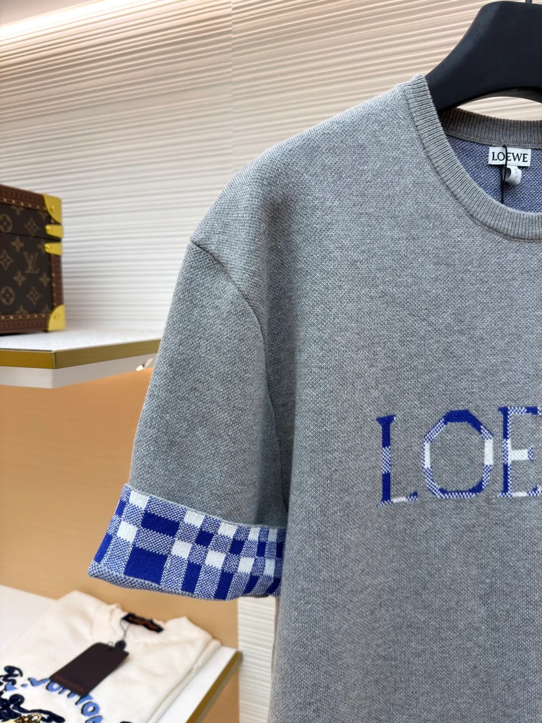 LOWE Woolen short sleeves with inner grid sleeves ●Original version: Purchased and developed by 4526 ●Item No.: 1681520-A95 ●Material: wool chaos fabric ●Technology: woolen jacquard production ●Color: gray ●Version: fitted version ●Weight: about 450 grams ●Size: The wool content provides excellent warmth, natural elasticity and drape, while the cotton provides next-to-skin, breathable comfort and balances the irritation that pure wool can cause. Using the tiny dot-like texture of sesame base jacquard as the base, a unique micro-texture is formed on the surface of the fabric, which not only increases the visual level, but also makes the touch delicate and plump. The final product achieves a light and compact texture, ensuring that it feels weighty but not heavy when worn. The jacquard pattern is the design of this product. It is woven using an imported 12S jacquard machine, which can control the yarn with extremely high precision, thereby weaving complex patterns with clear patterns and rich details. The front brand logo and plaid pattern are directly integrated with yarns of different colors during the weaving process. This process makes the pattern integrated with the fabric itself, without any additional touch, and is strong and durable without falling off. The overall wiring is straight and delicate, the fabric is comfortable and soft, and the color is consistent without color difference. It can be matched with the same style to create a fashionable look and control various occasions. Customized accessories, complete with three standards, same style for men and women!