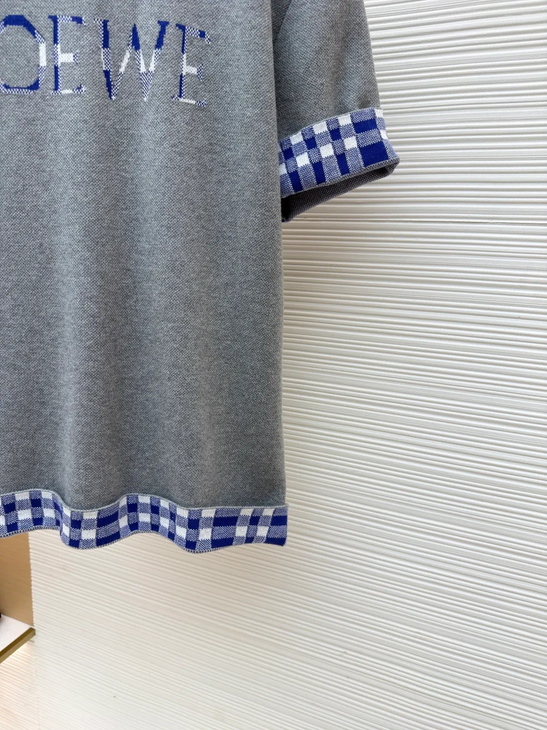 LOWE Woolen short sleeves with inner grid sleeves ●Original version: Purchased and developed by 4526 ●Item No.: 1681520-A95 ●Material: wool chaos fabric ●Technology: woolen jacquard production ●Color: gray ●Version: fitted version ●Weight: about 450 grams ●Size: The wool content provides excellent warmth, natural elasticity and drape, while the cotton provides next-to-skin, breathable comfort and balances the irritation that pure wool can cause. Using the tiny dot-like texture of sesame base jacquard as the base, a unique micro-texture is formed on the surface of the fabric, which not only increases the visual level, but also makes the touch delicate and plump. The final product achieves a light and compact texture, ensuring that it feels weighty but not heavy when worn. The jacquard pattern is the design of this product. It is woven using an imported 12S jacquard machine, which can control the yarn with extremely high precision, thereby weaving complex patterns with clear patterns and rich details. The front brand logo and plaid pattern are directly integrated with yarns of different colors during the weaving process. This process makes the pattern integrated with the fabric itself, without any additional touch, and is strong and durable without falling off. The overall wiring is straight and delicate, the fabric is comfortable and soft, and the color is consistent without color difference. It can be matched with the same style to create a fashionable look and control various occasions. Customized accessories, complete with three standards, same style for men and women!