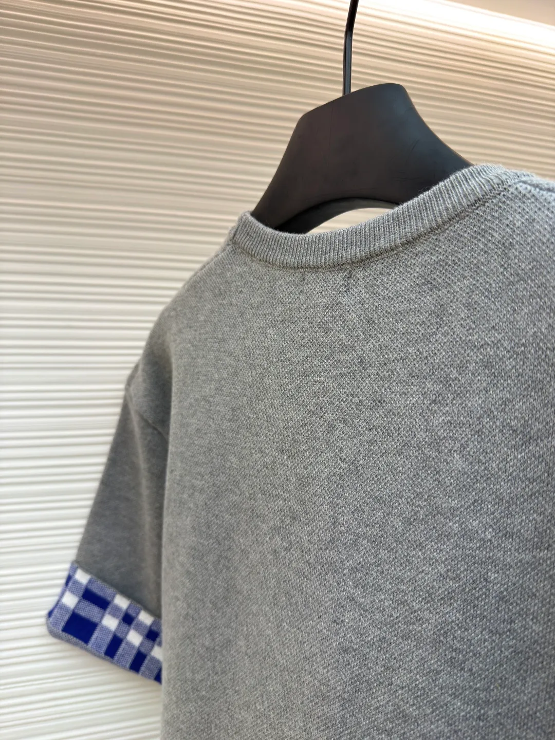 LOWE Woolen short sleeves with inner grid sleeves ●Original version: Purchased and developed by 4526 ●Item No.: 1681520-A95 ●Material: wool chaos fabric ●Technology: woolen jacquard production ●Color: gray ●Version: fitted version ●Weight: about 450 grams ●Size: The wool content provides excellent warmth, natural elasticity and drape, while the cotton provides next-to-skin, breathable comfort and balances the irritation that pure wool can cause. Using the tiny dot-like texture of sesame base jacquard as the base, a unique micro-texture is formed on the surface of the fabric, which not only increases the visual level, but also makes the touch delicate and plump. The final product achieves a light and compact texture, ensuring that it feels weighty but not heavy when worn. The jacquard pattern is the design of this product. It is woven using an imported 12S jacquard machine, which can control the yarn with extremely high precision, thereby weaving complex patterns with clear patterns and rich details. The front brand logo and plaid pattern are directly integrated with yarns of different colors during the weaving process. This process makes the pattern integrated with the fabric itself, without any additional touch, and is strong and durable without falling off. The overall wiring is straight and delicate, the fabric is comfortable and soft, and the color is consistent without color difference. It can be matched with the same style to create a fashionable look and control various occasions. Customized accessories, complete with three standards, same style for men and women!