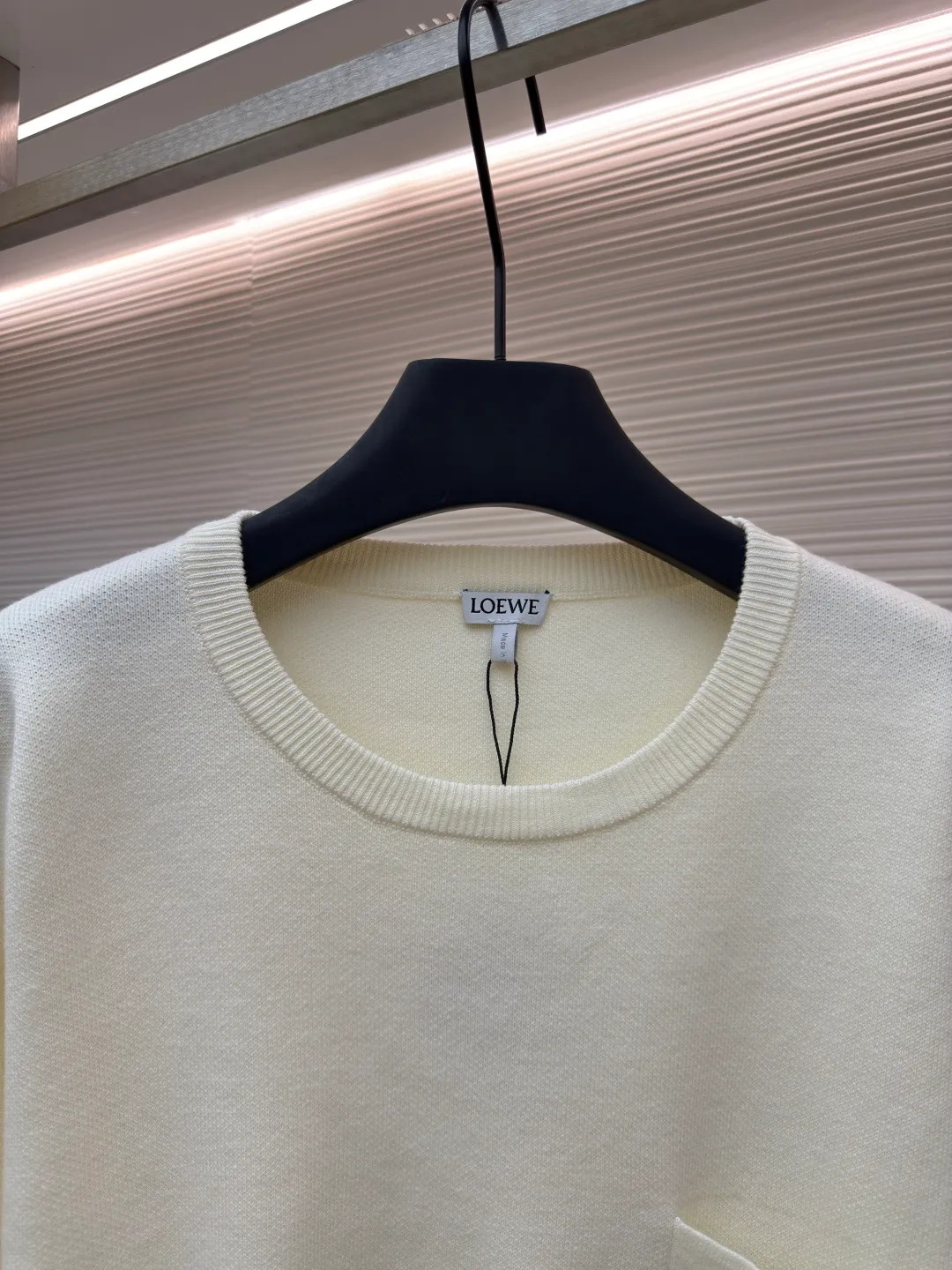 5LOEWE pocket jacquard sweater ●Authentic product: Purchased and developed by 7154 ●Item number: 1680550-A85 ●Fabric: wool blended fabric ●Technology: jacquard production ●Version: loose fit ●Weight: about 635 grams ●Size: S-M-L-XL ●Description: Made of 49% viscose, 43% cotton and a small amount of nylon and spandex. Viscose and cotton are used to be skin-friendly, smooth and drapey, making it feel like a spring breeze when worn close to the body. With the support of a small amount of nylon, its wear resistance is greatly improved. The feeding of spandex provides an appropriate and beneficial elasticity margin, allowing free movement without a sense of restraint. Using a high needle count and fine gauge loom, every turn of the pattern is delicately carved to avoid jagged edges, forming a high-quality LOGO jacquard with clear and neat borders on the front and smooth and friction-free back. The overall wiring is straight and delicate, the fabric is comfortable and soft, and the color is consistent without color difference. It can be matched with the same style to create a fashionable look and control various occasions. Customized accessories, complete with three standards, same style for men and women!