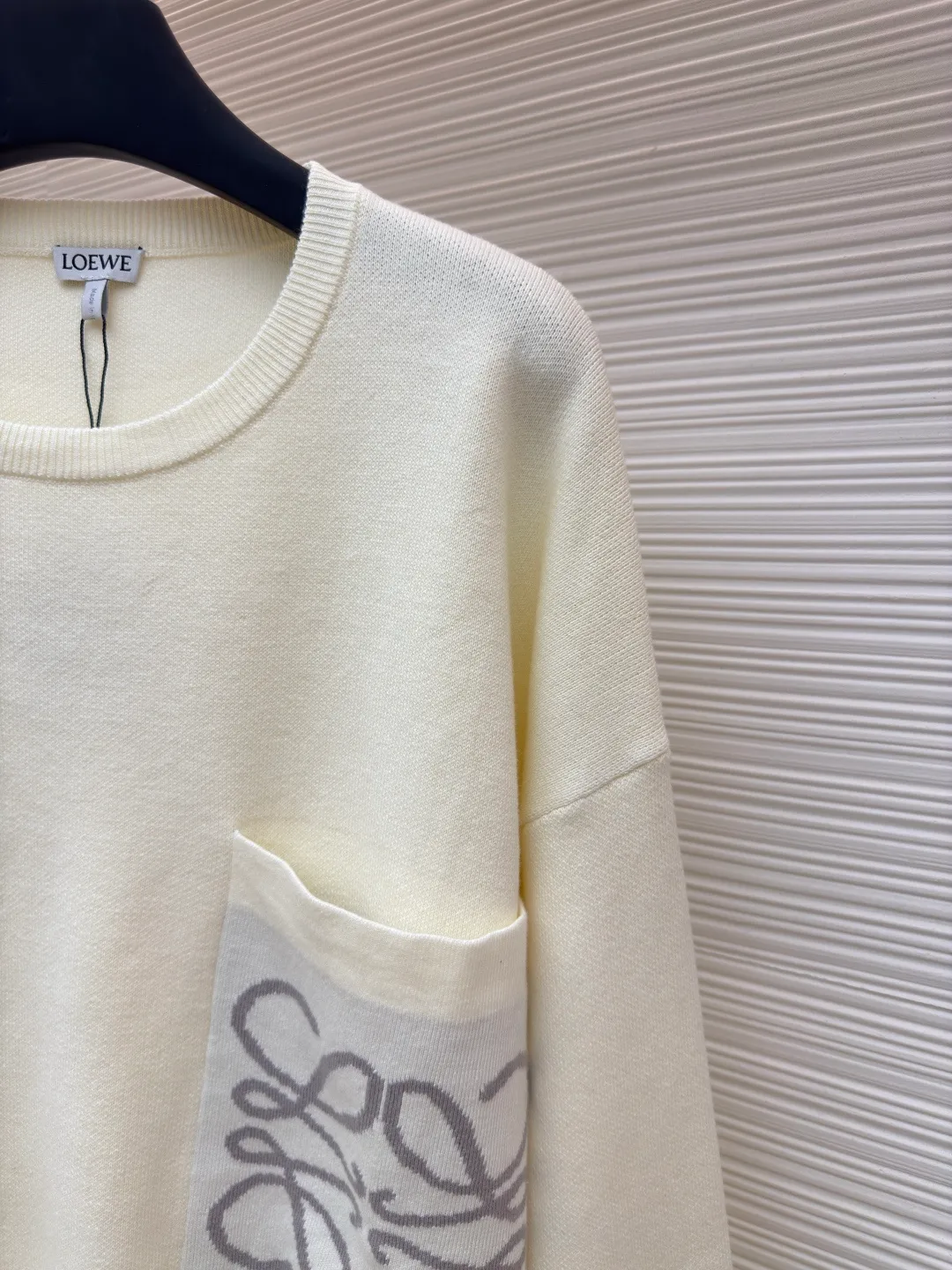 5LOEWE pocket jacquard sweater ●Authentic product: Purchased and developed by 7154 ●Item number: 1680550-A85 ●Fabric: wool blended fabric ●Technology: jacquard production ●Version: loose fit ●Weight: about 635 grams ●Size: S-M-L-XL ●Description: Made of 49% viscose, 43% cotton and a small amount of nylon and spandex. Viscose and cotton are used to be skin-friendly, smooth and drapey, making it feel like a spring breeze when worn close to the body. With the support of a small amount of nylon, its wear resistance is greatly improved. The feeding of spandex provides an appropriate and beneficial elasticity margin, allowing free movement without a sense of restraint. Using a high needle count and fine gauge loom, every turn of the pattern is delicately carved to avoid jagged edges, forming a high-quality LOGO jacquard with clear and neat borders on the front and smooth and friction-free back. The overall wiring is straight and delicate, the fabric is comfortable and soft, and the color is consistent without color difference. It can be matched with the same style to create a fashionable look and control various occasions. Customized accessories, complete with three standards, same style for men and women!