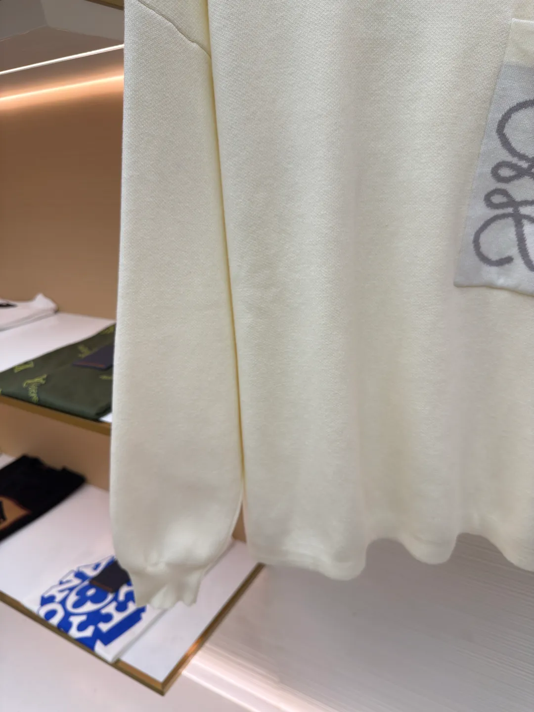 5LOEWE pocket jacquard sweater ●Authentic product: Purchased and developed by 7154 ●Item number: 1680550-A85 ●Fabric: wool blended fabric ●Technology: jacquard production ●Version: loose fit ●Weight: about 635 grams ●Size: S-M-L-XL ●Description: Made of 49% viscose, 43% cotton and a small amount of nylon and spandex. Viscose and cotton are used to be skin-friendly, smooth and drapey, making it feel like a spring breeze when worn close to the body. With the support of a small amount of nylon, its wear resistance is greatly improved. The feeding of spandex provides an appropriate and beneficial elasticity margin, allowing free movement without a sense of restraint. Using a high needle count and fine gauge loom, every turn of the pattern is delicately carved to avoid jagged edges, forming a high-quality LOGO jacquard with clear and neat borders on the front and smooth and friction-free back. The overall wiring is straight and delicate, the fabric is comfortable and soft, and the color is consistent without color difference. It can be matched with the same style to create a fashionable look and control various occasions. Customized accessories, complete with three standards, same style for men and women!