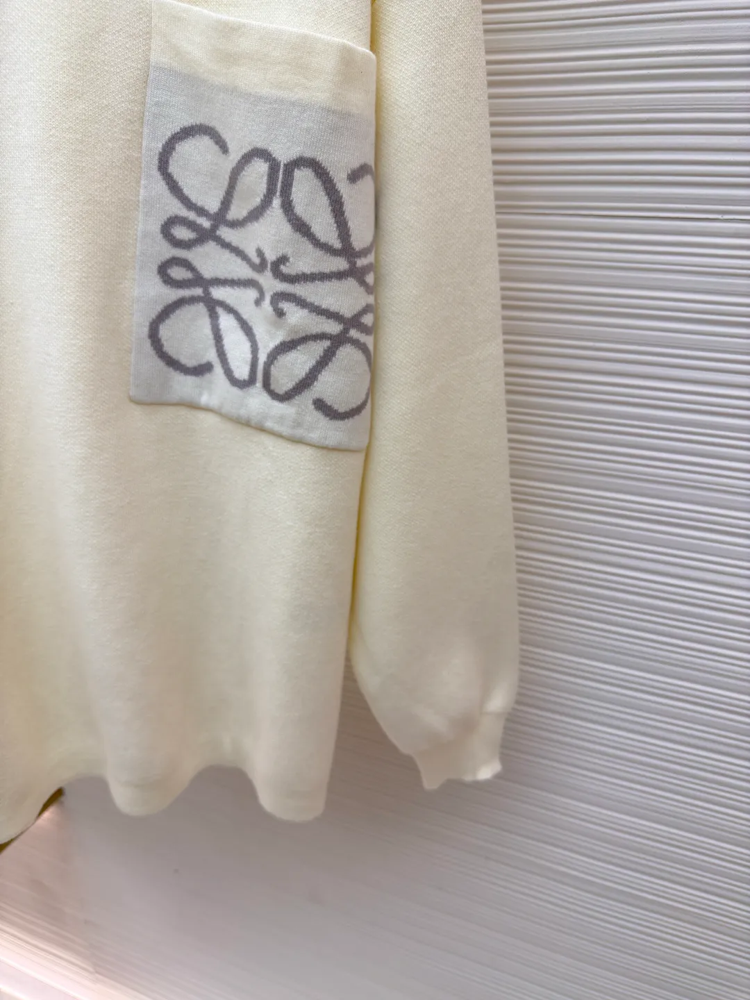 5LOEWE pocket jacquard sweater ●Authentic product: Purchased and developed by 7154 ●Item number: 1680550-A85 ●Fabric: wool blended fabric ●Technology: jacquard production ●Version: loose fit ●Weight: about 635 grams ●Size: S-M-L-XL ●Description: Made of 49% viscose, 43% cotton and a small amount of nylon and spandex. Viscose and cotton are used to be skin-friendly, smooth and drapey, making it feel like a spring breeze when worn close to the body. With the support of a small amount of nylon, its wear resistance is greatly improved. The feeding of spandex provides an appropriate and beneficial elasticity margin, allowing free movement without a sense of restraint. Using a high needle count and fine gauge loom, every turn of the pattern is delicately carved to avoid jagged edges, forming a high-quality LOGO jacquard with clear and neat borders on the front and smooth and friction-free back. The overall wiring is straight and delicate, the fabric is comfortable and soft, and the color is consistent without color difference. It can be matched with the same style to create a fashionable look and control various occasions. Customized accessories, complete with three standards, same style for men and women!