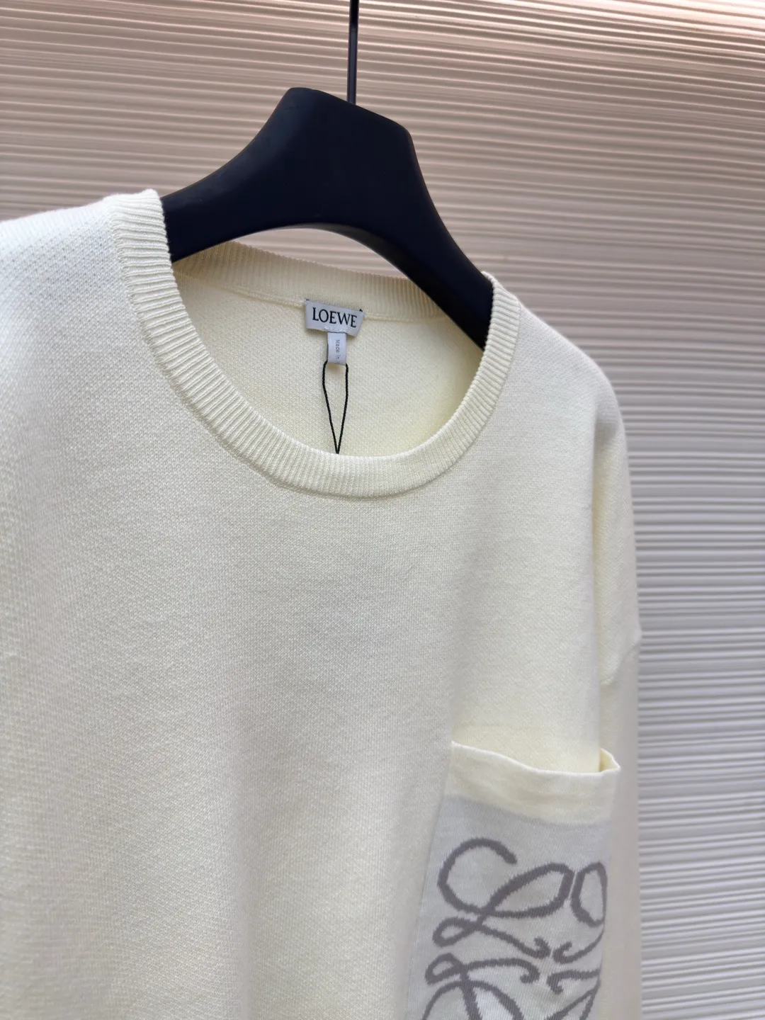 5LOEWE pocket jacquard sweater ●Authentic product: Purchased and developed by 7154 ●Item number: 1680550-A85 ●Fabric: wool blended fabric ●Technology: jacquard production ●Version: loose fit ●Weight: about 635 grams ●Size: S-M-L-XL ●Description: Made of 49% viscose, 43% cotton and a small amount of nylon and spandex. Viscose and cotton are used to be skin-friendly, smooth and drapey, making it feel like a spring breeze when worn close to the body. With the support of a small amount of nylon, its wear resistance is greatly improved. The feeding of spandex provides an appropriate and beneficial elasticity margin, allowing free movement without a sense of restraint. Using a high needle count and fine gauge loom, every turn of the pattern is delicately carved to avoid jagged edges, forming a high-quality LOGO jacquard with clear and neat borders on the front and smooth and friction-free back. The overall wiring is straight and delicate, the fabric is comfortable and soft, and the color is consistent without color difference. It can be matched with the same style to create a fashionable look and control various occasions. Customized accessories, complete with three standards, same style for men and women!