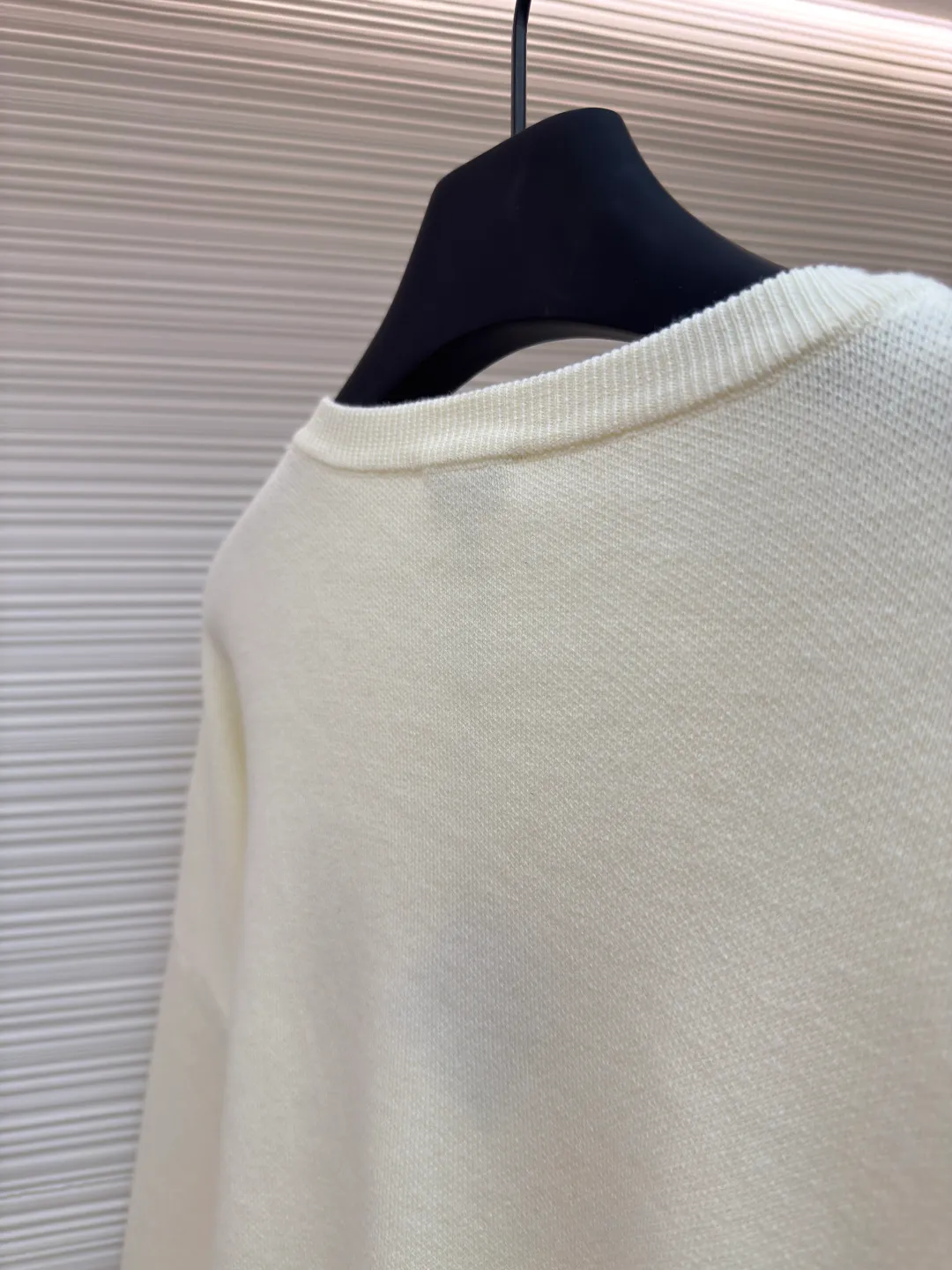 5LOEWE pocket jacquard sweater ●Authentic product: Purchased and developed by 7154 ●Item number: 1680550-A85 ●Fabric: wool blended fabric ●Technology: jacquard production ●Version: loose fit ●Weight: about 635 grams ●Size: S-M-L-XL ●Description: Made of 49% viscose, 43% cotton and a small amount of nylon and spandex. Viscose and cotton are used to be skin-friendly, smooth and drapey, making it feel like a spring breeze when worn close to the body. With the support of a small amount of nylon, its wear resistance is greatly improved. The feeding of spandex provides an appropriate and beneficial elasticity margin, allowing free movement without a sense of restraint. Using a high needle count and fine gauge loom, every turn of the pattern is delicately carved to avoid jagged edges, forming a high-quality LOGO jacquard with clear and neat borders on the front and smooth and friction-free back. The overall wiring is straight and delicate, the fabric is comfortable and soft, and the color is consistent without color difference. It can be matched with the same style to create a fashionable look and control various occasions. Customized accessories, complete with three standards, same style for men and women!