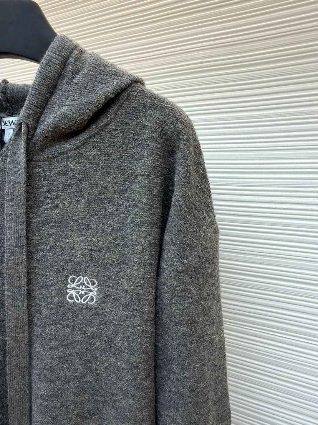 Loewe Anagram embroidered hooded sweater ●Original version: purchased and developed for 13900 ●Item number: 1680893-B35 ●Fabric: wool blended fabric ●Technology: Garment washing ●Version: fitted version ●Weight: about 480 grams ●Size: S-M-L-XL ●Description: Customized natural medium-thick premium wool yarn, soft to the touch, comfortable and skin-friendly, with pure and deep black as the background color Deep, mysterious and full of power, the iconic Loewe Anagram embroidery is embroidered on the chest and is highly recognizable. The hooded design gives the soul a sense of just the right amount of looseness. The curvature is natural and smooth, achieving a perfect balance between casualness and dignity. The well-deserved king of all-match uses imported machine embroidery technology. Advanced computer control systems and precision mechanical components are used to realize Loewe Anagram embroidery operations with high precision. The lines are smooth and delicate, and the garments are washed and softened to remove odors. Use professional washing equipment and specific detergents to deeply clean and deodorize clothes to improve the feel and appearance of clothes. The overall wiring is straight and delicate, the fabric is comfortable and soft, and the color is consistent without color difference. It can be matched with the same style to create a fashionable look and control various occasions. Customized accessories, complete with three standards, same style for men and women!
