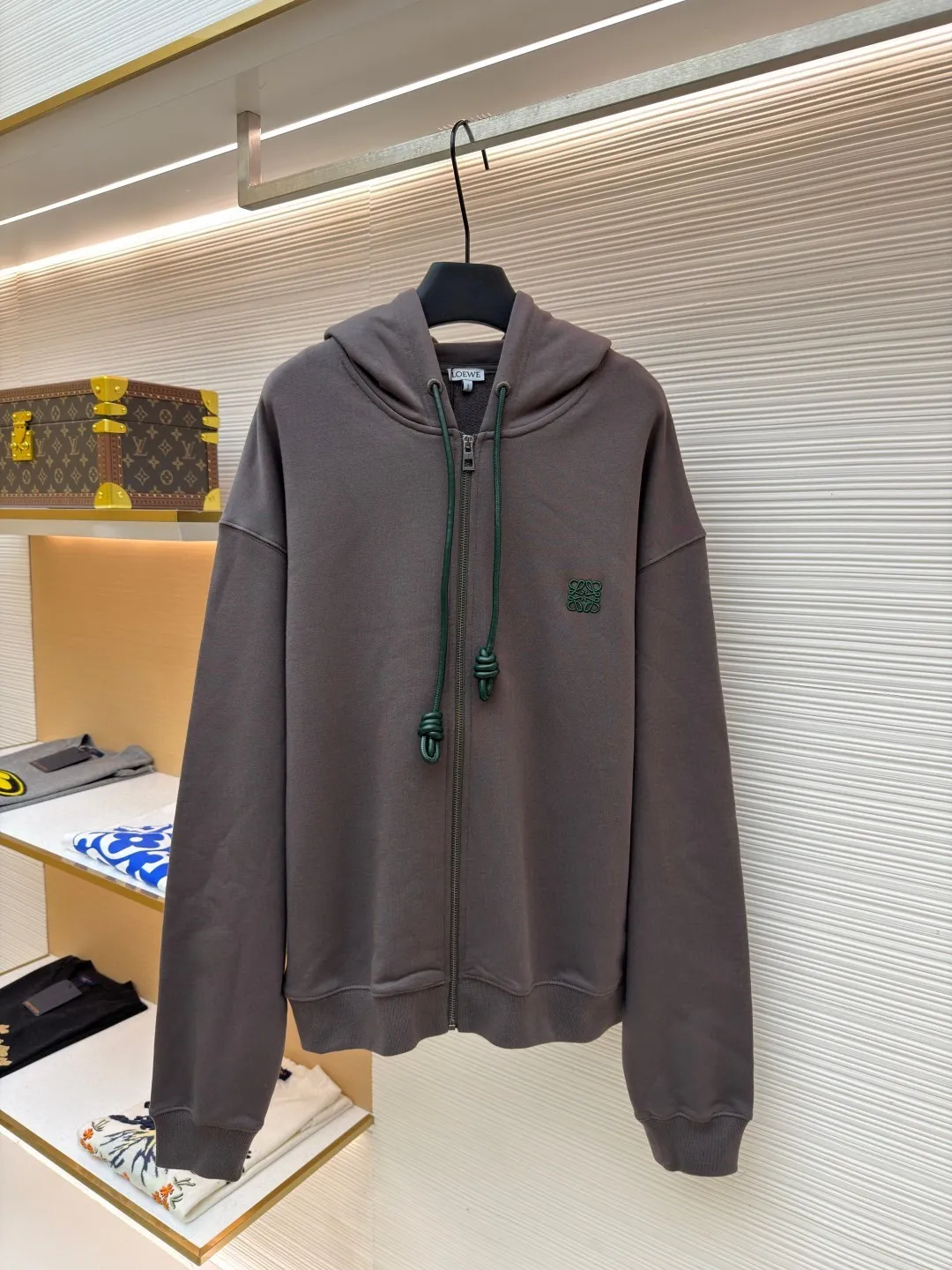 Loewe terry cotton fleece zipper hooded sweatshirt ●Original version: purchased and developed by 9473 ●Item number: 1682252-B05 ●Fabric: terry fabric ●Technology: Fleece production ●Color: gray ●Version: fitted version ●Weight: about 930 grams ●Size: S-M-L-XL ●Description: This Loewe hooded zipper sweatshirt is made of 460g heavyweight pure cotton terry cloth. The fabric has been combed to remove short velvet impurities and is soft and not easy to pill. It is also pre-washed and shaped to effectively prevent shrinkage and deformation after wearing. The burgundy color is low-temperature dip-dyed with plant dyes. The color is full, skin-friendly and non-irritating. The brand logo on the left side of the body adopts the same color hidden thread embroidery process. The embroidery stitches follow dense embroidery techniques. The outline of the pattern is clear and three-dimensional, integrating with the body of the garment without being obtrusive. The drawstring is made of high-elastic nylon rope, which is hand-knitted to form a unique knot decoration. The blue and red contrasting design adds visual highlights. The zipper is a custom-made metal two-way zipper with matte electroplated teeth that pull smoothly and are not easily oxidized. The ribs on the cuffs and hem are made of spandex blended material. After shaping process, it has excellent resilience and fits the body shape without being tight. The overall cut is a loose shoulder-drop version, combined with the flat car double-line stitching process, taking into account both comfort and durability, showing the craftsmanship of light luxury clothing. The overall wiring is straight and delicate, the fabric is comfortable and soft, and the color is consistent without color difference. It can be matched with the same style to create a fashionable look and control various occasions. Customized accessories, complete with three standards, same style for men and women!