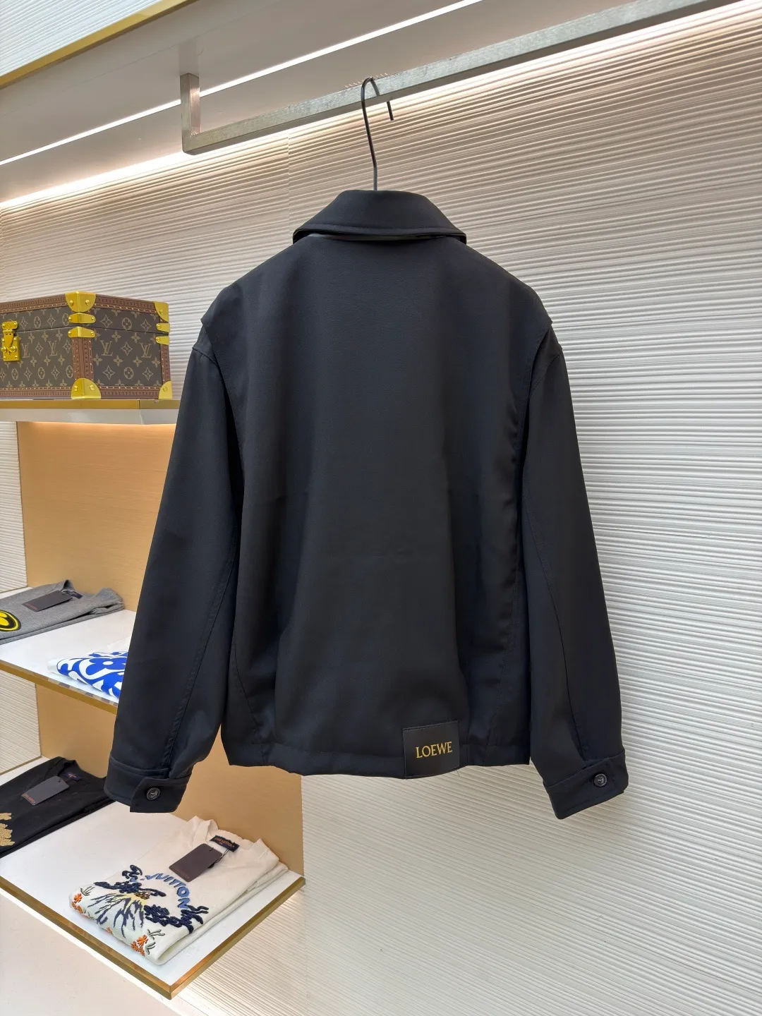 Loewe black trimmed jacket ●Original version: Purchased and developed for 20900 ●Item number: 1682113-B40 ●Fabric: High-weight dyed cotton satin fabric ●Technology: Leather patch production ●Color: black ●Version: Fitted version ●Weight: about 770 grams ●Size: 46-48-50-52 ●Description: Made of 100% pure cotton cloth, the fabric is custom-dyed in the original color. The leather label is made of real cowhide composite, and the surface is stamped with gold powder to create the brand logo. The waist belt is made of multi-layer composite, and the oil edge design presents a different visual effect. Medium weight garment-dyed cotton satin jacket with gathered front and decorative contrasting belt. * Regular fit, standard length * Classic collar * Front zip closure, button cuffs * Seamed pockets, internal welt pockets * Fully lined * Anagram embroidery on chest, LOEWE embossed leather patch on back. The overall wiring is straight and delicate, the fabric is comfortable and soft, and the color is consistent without color difference. It can be matched with the same style to create a fashionable look and control various occasions. Customized accessories, complete with three standards, same style for men and women!