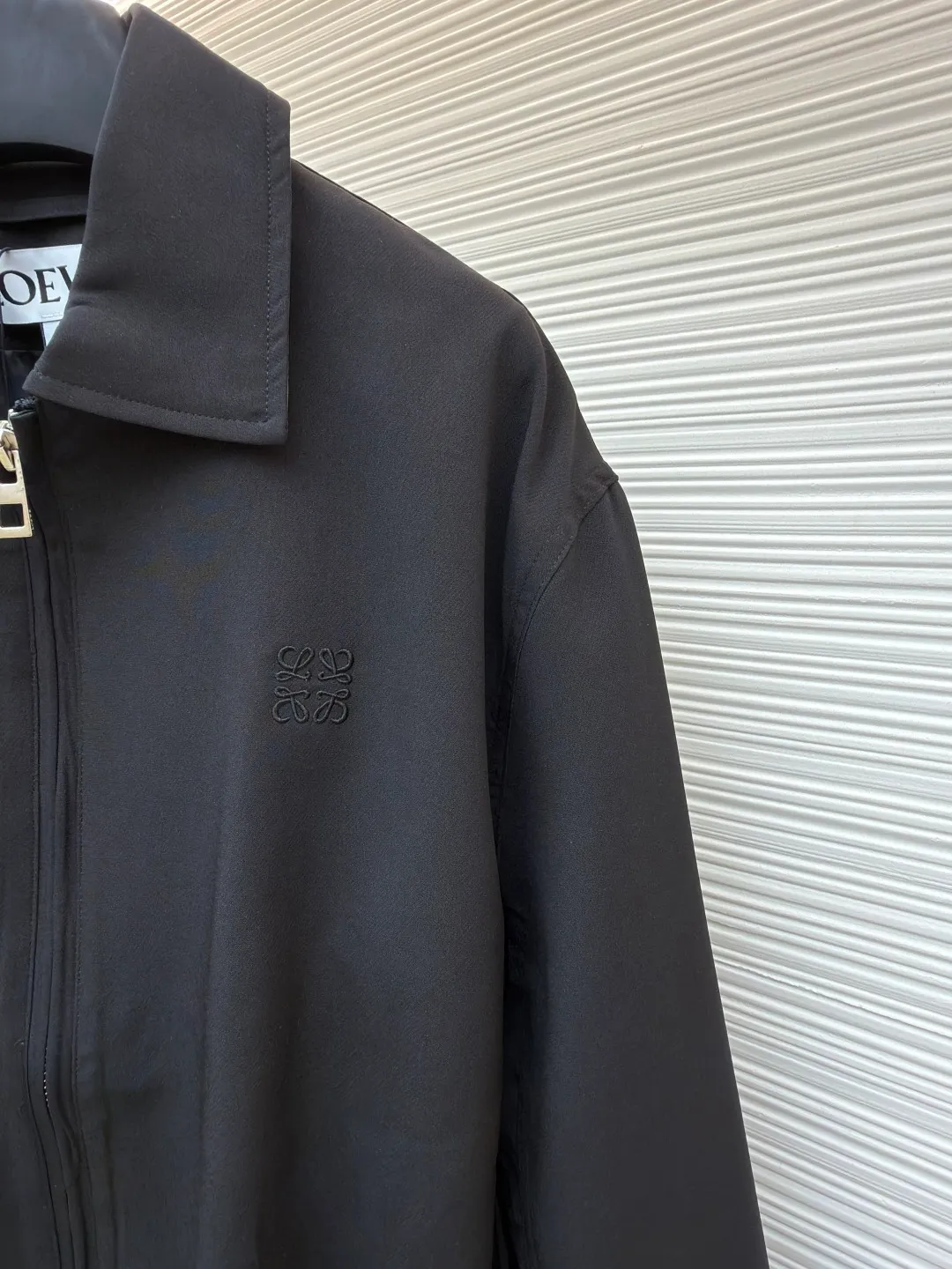 Loewe black trimmed jacket ●Original version: Purchased and developed for 20900 ●Item number: 1682113-B40 ●Fabric: High-weight dyed cotton satin fabric ●Technology: Leather patch production ●Color: black ●Version: Fitted version ●Weight: about 770 grams ●Size: 46-48-50-52 ●Description: Made of 100% pure cotton cloth, the fabric is custom-dyed in the original color. The leather label is made of real cowhide composite, and the surface is stamped with gold powder to create the brand logo. The waist belt is made of multi-layer composite, and the oil edge design presents a different visual effect. Medium weight garment-dyed cotton satin jacket with gathered front and decorative contrasting belt. * Regular fit, standard length * Classic collar * Front zip closure, button cuffs * Seamed pockets, internal welt pockets * Fully lined * Anagram embroidery on chest, LOEWE embossed leather patch on back. The overall wiring is straight and delicate, the fabric is comfortable and soft, and the color is consistent without color difference. It can be matched with the same style to create a fashionable look and control various occasions. Customized accessories, complete with three standards, same style for men and women!