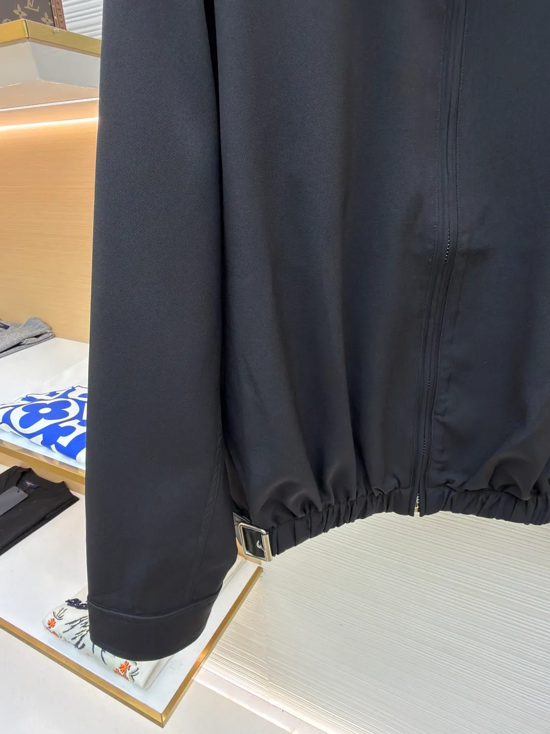 Loewe black trimmed jacket ●Original version: Purchased and developed for 20900 ●Item number: 1682113-B40 ●Fabric: High-weight dyed cotton satin fabric ●Technology: Leather patch production ●Color: black ●Version: Fitted version ●Weight: about 770 grams ●Size: 46-48-50-52 ●Description: Made of 100% pure cotton cloth, the fabric is custom-dyed in the original color. The leather label is made of real cowhide composite, and the surface is stamped with gold powder to create the brand logo. The waist belt is made of multi-layer composite, and the oil edge design presents a different visual effect. Medium weight garment-dyed cotton satin jacket with gathered front and decorative contrasting belt. * Regular fit, standard length * Classic collar * Front zip closure, button cuffs * Seamed pockets, internal welt pockets * Fully lined * Anagram embroidery on chest, LOEWE embossed leather patch on back. The overall wiring is straight and delicate, the fabric is comfortable and soft, and the color is consistent without color difference. It can be matched with the same style to create a fashionable look and control various occasions. Customized accessories, complete with three standards, same style for men and women!