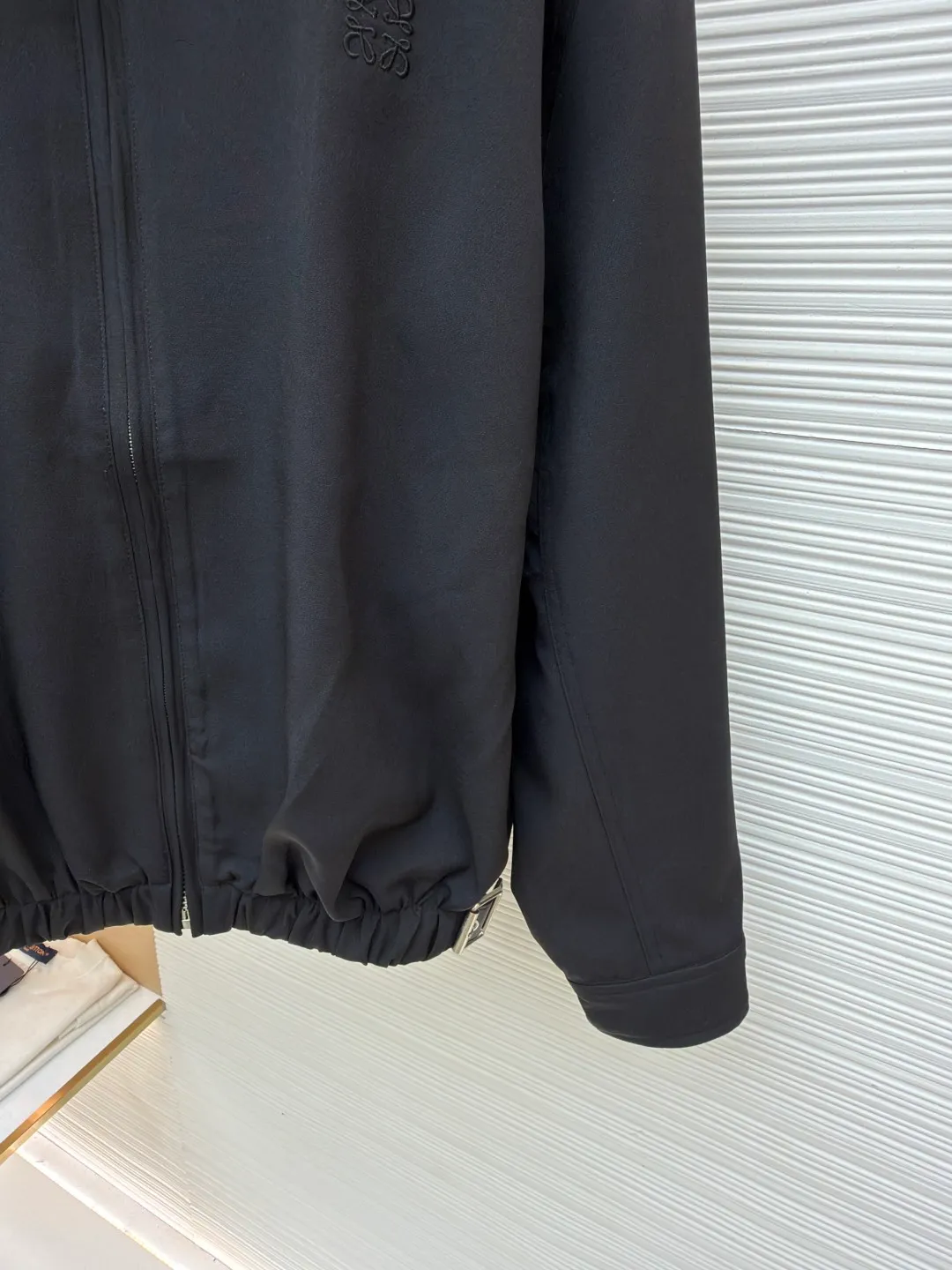 Loewe black trimmed jacket ●Original version: Purchased and developed for 20900 ●Item number: 1682113-B40 ●Fabric: High-weight dyed cotton satin fabric ●Technology: Leather patch production ●Color: black ●Version: Fitted version ●Weight: about 770 grams ●Size: 46-48-50-52 ●Description: Made of 100% pure cotton cloth, the fabric is custom-dyed in the original color. The leather label is made of real cowhide composite, and the surface is stamped with gold powder to create the brand logo. The waist belt is made of multi-layer composite, and the oil edge design presents a different visual effect. Medium weight garment-dyed cotton satin jacket with gathered front and decorative contrasting belt. * Regular fit, standard length * Classic collar * Front zip closure, button cuffs * Seamed pockets, internal welt pockets * Fully lined * Anagram embroidery on chest, LOEWE embossed leather patch on back. The overall wiring is straight and delicate, the fabric is comfortable and soft, and the color is consistent without color difference. It can be matched with the same style to create a fashionable look and control various occasions. Customized accessories, complete with three standards, same style for men and women!