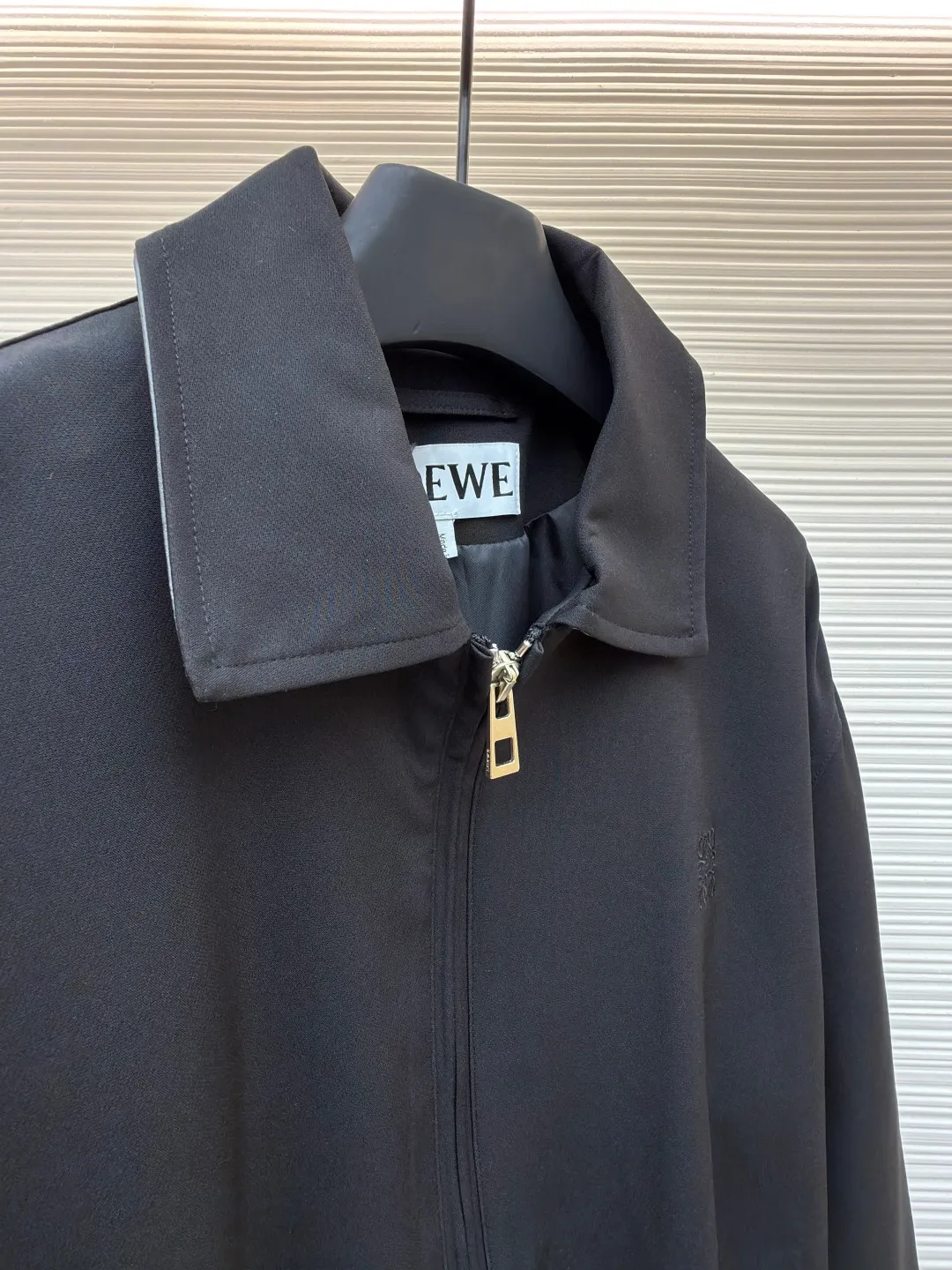 Loewe black trimmed jacket ●Original version: Purchased and developed for 20900 ●Item number: 1682113-B40 ●Fabric: High-weight dyed cotton satin fabric ●Technology: Leather patch production ●Color: black ●Version: Fitted version ●Weight: about 770 grams ●Size: 46-48-50-52 ●Description: Made of 100% pure cotton cloth, the fabric is custom-dyed in the original color. The leather label is made of real cowhide composite, and the surface is stamped with gold powder to create the brand logo. The waist belt is made of multi-layer composite, and the oil edge design presents a different visual effect. Medium weight garment-dyed cotton satin jacket with gathered front and decorative contrasting belt. * Regular fit, standard length * Classic collar * Front zip closure, button cuffs * Seamed pockets, internal welt pockets * Fully lined * Anagram embroidery on chest, LOEWE embossed leather patch on back. The overall wiring is straight and delicate, the fabric is comfortable and soft, and the color is consistent without color difference. It can be matched with the same style to create a fashionable look and control various occasions. Customized accessories, complete with three standards, same style for men and women!