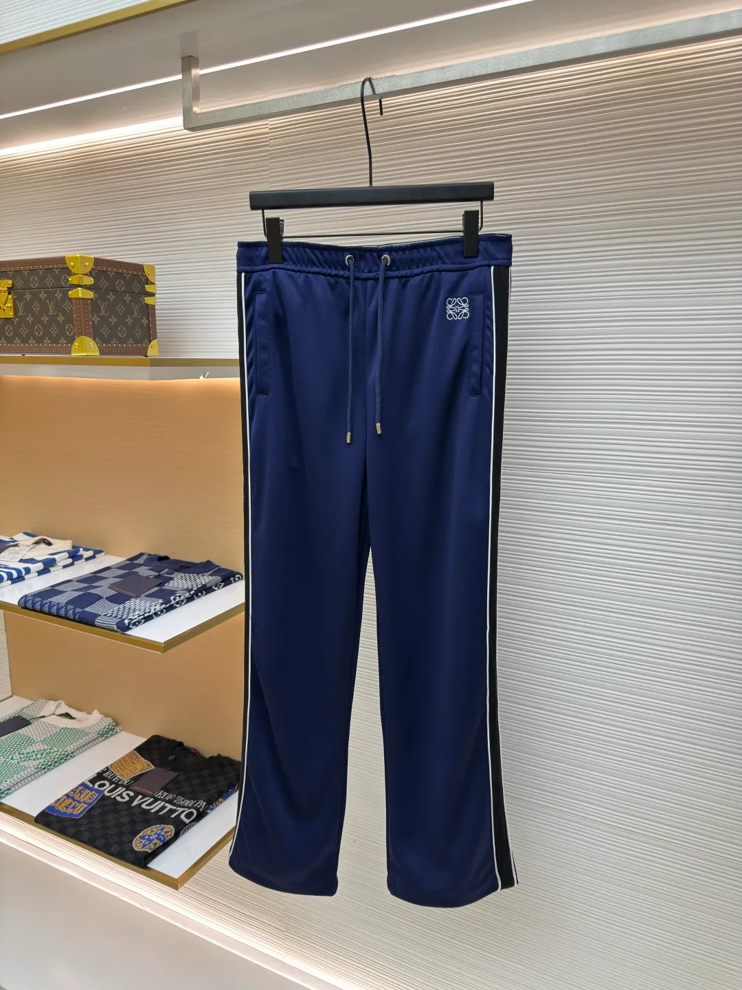 LOEWE embroidered webbing trousers ●Authentic product: Purchased and developed for 7800 ●Item number: 1680230-A85 ●Material: pure cotton fabric ●Technology: embroidery production ●Version: loose version ●Weight: about 505 grams ●Size: S-M-L-XL ●Description: Made of 40-count genuine mercerized double-sided, original customized fabric. Woven by the latest imported looms, with high-density texture and a very three-dimensional ready-to-wear pattern. The embroidery uses three-dimensional plane embroidery, and the number of high-density embroidery needles is as high as 6,400. The waistband is made of pure cotton custom-woven jacquard technology, and the entire waistband has the LOEWE brand logo. The back pocket zipper is made of 100% nylon custom material, and the zipper has the LOEWE brand logo. The webbing is made of pure cotton and the original size is 1:1, and the letter tape is made of silver yarn. The overall wiring is straight and delicate, the fabric is comfortable and soft, and the color is consistent without color difference. It can be matched with the same style to create a fashionable look and control various occasions. Customized accessories, complete with three standards, same style for men and women!