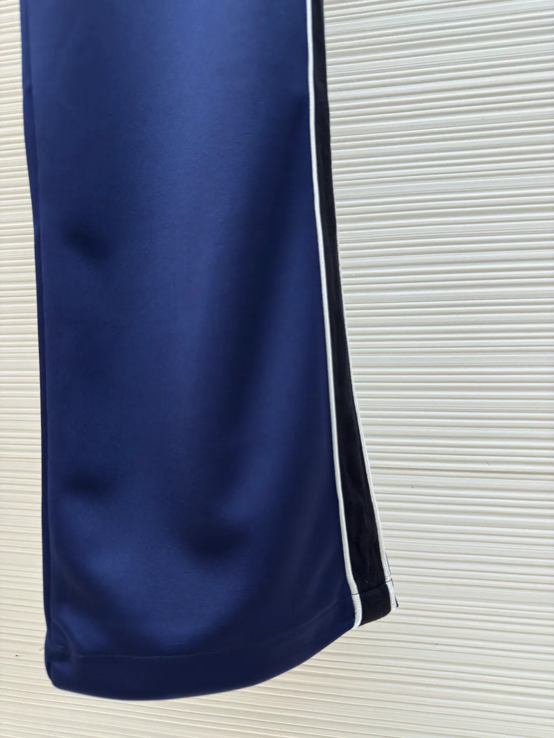 LOEWE embroidered webbing trousers ●Authentic product: Purchased and developed for 7800 ●Item number: 1680230-A85 ●Material: pure cotton fabric ●Technology: embroidery production ●Version: loose version ●Weight: about 505 grams ●Size: S-M-L-XL ●Description: Made of 40-count genuine mercerized double-sided, original customized fabric. Woven by the latest imported looms, with high-density texture and a very three-dimensional ready-to-wear pattern. The embroidery uses three-dimensional plane embroidery, and the number of high-density embroidery needles is as high as 6,400. The waistband is made of pure cotton custom-woven jacquard technology, and the entire waistband has the LOEWE brand logo. The back pocket zipper is made of 100% nylon custom material, and the zipper has the LOEWE brand logo. The webbing is made of pure cotton and the original size is 1:1, and the letter tape is made of silver yarn. The overall wiring is straight and delicate, the fabric is comfortable and soft, and the color is consistent without color difference. It can be matched with the same style to create a fashionable look and control various occasions. Customized accessories, complete with three standards, same style for men and women!