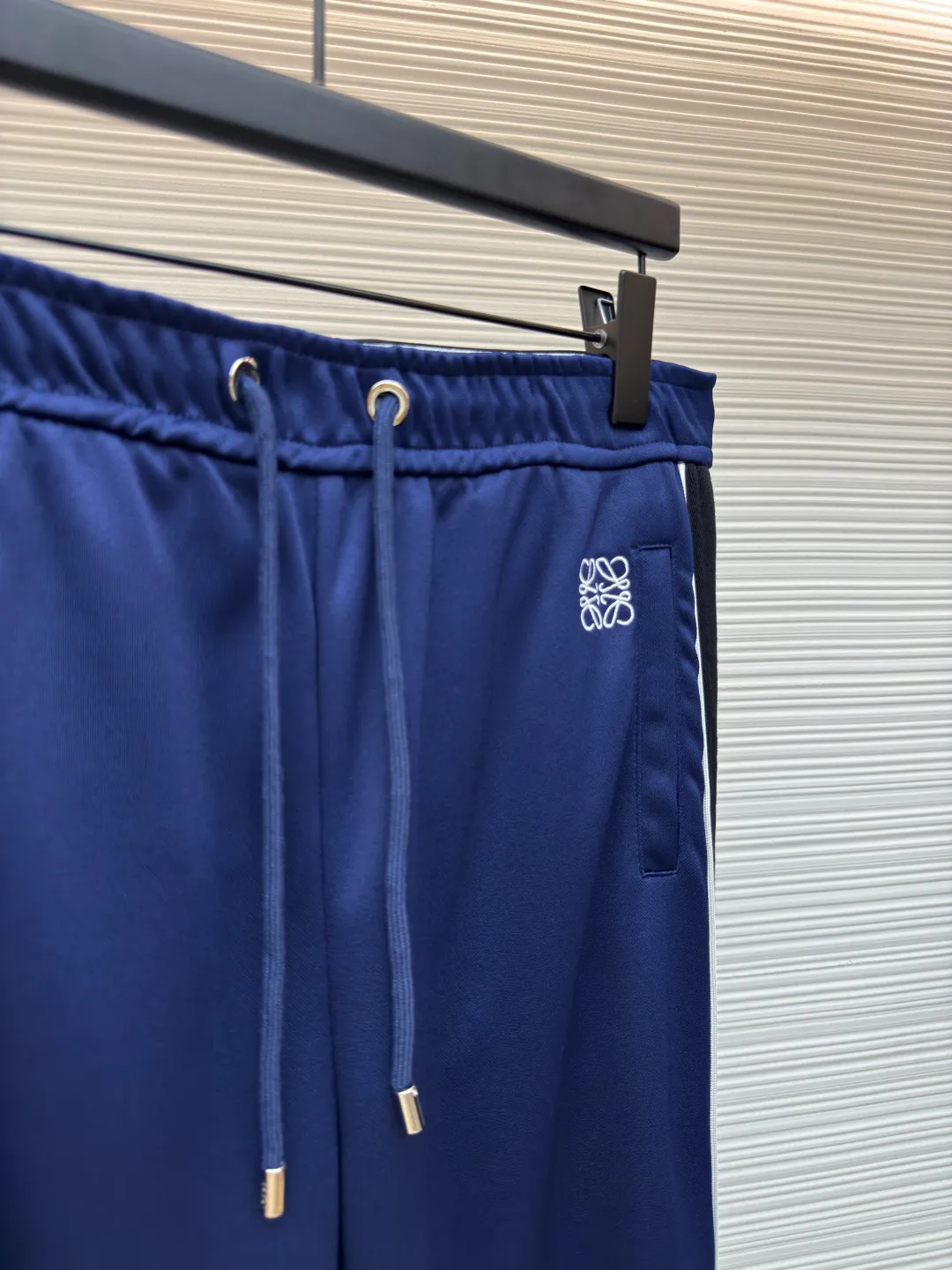 LOEWE embroidered webbing trousers ●Authentic product: Purchased and developed for 7800 ●Item number: 1680230-A85 ●Material: pure cotton fabric ●Technology: embroidery production ●Version: loose version ●Weight: about 505 grams ●Size: S-M-L-XL ●Description: Made of 40-count genuine mercerized double-sided, original customized fabric. Woven by the latest imported looms, with high-density texture and a very three-dimensional ready-to-wear pattern. The embroidery uses three-dimensional plane embroidery, and the number of high-density embroidery needles is as high as 6,400. The waistband is made of pure cotton custom-woven jacquard technology, and the entire waistband has the LOEWE brand logo. The back pocket zipper is made of 100% nylon custom material, and the zipper has the LOEWE brand logo. The webbing is made of pure cotton and the original size is 1:1, and the letter tape is made of silver yarn. The overall wiring is straight and delicate, the fabric is comfortable and soft, and the color is consistent without color difference. It can be matched with the same style to create a fashionable look and control various occasions. Customized accessories, complete with three standards, same style for men and women!