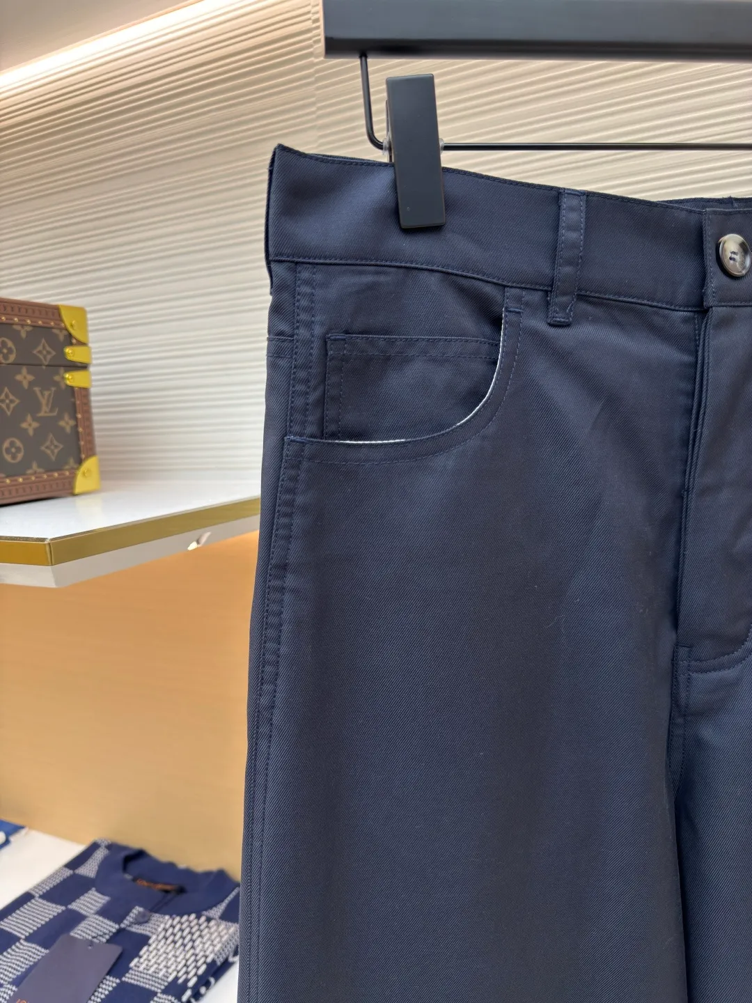LOEWE cotton twill overalls ●Authentic product: purchased and developed by 6658 ●Item number: 1680293-B05 ●Fabric: twill fabric ●Technology: embossed patch production ●Version: fitted version ●Weight: about 385 grams ●Size: 46-48-50-52 ●Description: Made of lightweight cotton twill fabric made of 100% cotton. The shuttle loom shuttles between the warp and weft yarns to form the diagonal grain of the twill fabric. The cotton material has good breathability, is skin-friendly and comfortable, and the twill weave makes the fabric have a tight structure, high-grade texture, and is easy to take care of on a daily basis. By actively interfering with the shrinkage potential of cotton fibers, the fabric is able to transition from changeable to stable, improving dimensional stability while being less prone to deformation and wrinkles. It uses a cowhide embossed patch and is carved with a brass abrasive tool to give it a relief-level three-dimensional effect. The depth error is less than 0.05mm. The edge is chamfered at 30° to prevent leather cutting damage. The overall wiring is straight and delicate, the fabric is comfortable and soft, and the color is consistent without color difference. It can be matched with the same style to create a fashionable look and control various occasions. Customized accessories, complete with three standards, same style for men and women!