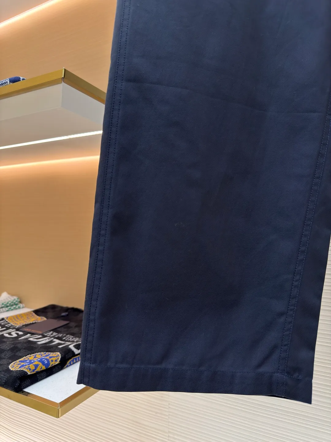 LOEWE cotton twill overalls ●Authentic product: purchased and developed by 6658 ●Item number: 1680293-B05 ●Fabric: twill fabric ●Technology: embossed patch production ●Version: fitted version ●Weight: about 385 grams ●Size: 46-48-50-52 ●Description: Made of lightweight cotton twill fabric made of 100% cotton. The shuttle loom shuttles between the warp and weft yarns to form the diagonal grain of the twill fabric. The cotton material has good breathability, is skin-friendly and comfortable, and the twill weave makes the fabric have a tight structure, high-grade texture, and is easy to take care of on a daily basis. By actively interfering with the shrinkage potential of cotton fibers, the fabric is able to transition from changeable to stable, improving dimensional stability while being less prone to deformation and wrinkles. It uses a cowhide embossed patch and is carved with a brass abrasive tool to give it a relief-level three-dimensional effect. The depth error is less than 0.05mm. The edge is chamfered at 30° to prevent leather cutting damage. The overall wiring is straight and delicate, the fabric is comfortable and soft, and the color is consistent without color difference. It can be matched with the same style to create a fashionable look and control various occasions. Customized accessories, complete with three standards, same style for men and women!
