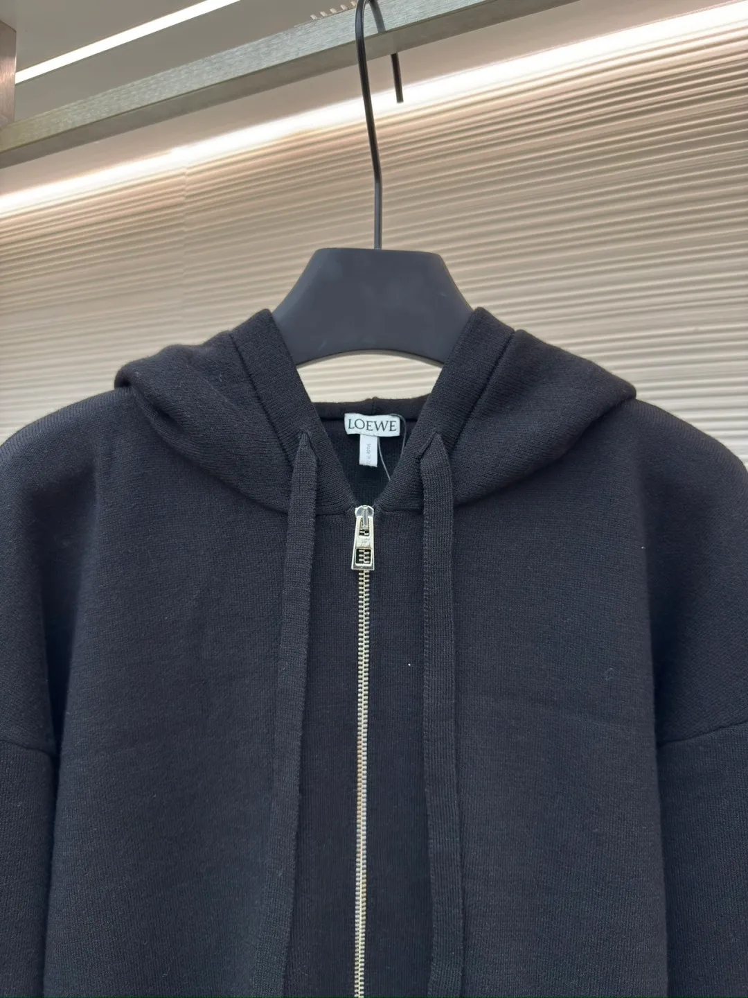 Loewe Anagram zipper hoodie ●Authentic product: 16900 purchase and development ●Item number: 1680415-B60 ●Fabric: Rabbit velvet blended yarn fabric ●Technology: embossed embroidery production ●Version: Loose version ●Weight: about 970 grams ●Size: S-M-L-XL ●Description: Custom-woven 32-count rabbit velvet blended yarn The fineness of rabbit velvet is the very finest among animal fibers The average fineness is about 10.83 microns, as thin as silk, as soft as clouds, fluffy and light, with a touch of high-grade gray as the base, an elegance tempered by time. The front panel is decorated with a homogeneous clean fit display. The neat hooded design brings a touch of casualness and laziness. It is paired with the Anagram embossed embellishment on the back panel, injecting the soul charm of the brand. The profound visual space shows an elegant posture and exudes infinite charm. Relief embroidery uses embroidery techniques to create patterns with relief effects on fabrics. Through layer-by-layer superposition and staggered embroidery, the embroidery threads form three-dimensional textures and layers on the fabric. Garment washing water softening and deodorizing process uses professional washing equipment and specific detergents to deeply clean and deodorize clothes to improve the feel and appearance of clothes. The overall wiring is straight and delicate, the fabric is comfortable and soft, and the color is consistent without color difference. It can be matched with the same style to create a fashionable look and control various occasions. Customized accessories, complete with three standards, same style for men and women!