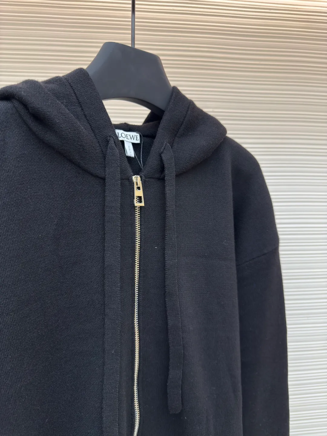 Loewe Anagram zipper hoodie ●Authentic product: 16900 purchase and development ●Item number: 1680415-B60 ●Fabric: Rabbit velvet blended yarn fabric ●Technology: embossed embroidery production ●Version: Loose version ●Weight: about 970 grams ●Size: S-M-L-XL ●Description: Custom-woven 32-count rabbit velvet blended yarn The fineness of rabbit velvet is the very finest among animal fibers The average fineness is about 10.83 microns, as thin as silk, as soft as clouds, fluffy and light, with a touch of high-grade gray as the base, an elegance tempered by time. The front panel is decorated with a homogeneous clean fit display. The neat hooded design brings a touch of casualness and laziness. It is paired with the Anagram embossed embellishment on the back panel, injecting the soul charm of the brand. The profound visual space shows an elegant posture and exudes infinite charm. Relief embroidery uses embroidery techniques to create patterns with relief effects on fabrics. Through layer-by-layer superposition and staggered embroidery, the embroidery threads form three-dimensional textures and layers on the fabric. Garment washing water softening and deodorizing process uses professional washing equipment and specific detergents to deeply clean and deodorize clothes to improve the feel and appearance of clothes. The overall wiring is straight and delicate, the fabric is comfortable and soft, and the color is consistent without color difference. It can be matched with the same style to create a fashionable look and control various occasions. Customized accessories, complete with three standards, same style for men and women!