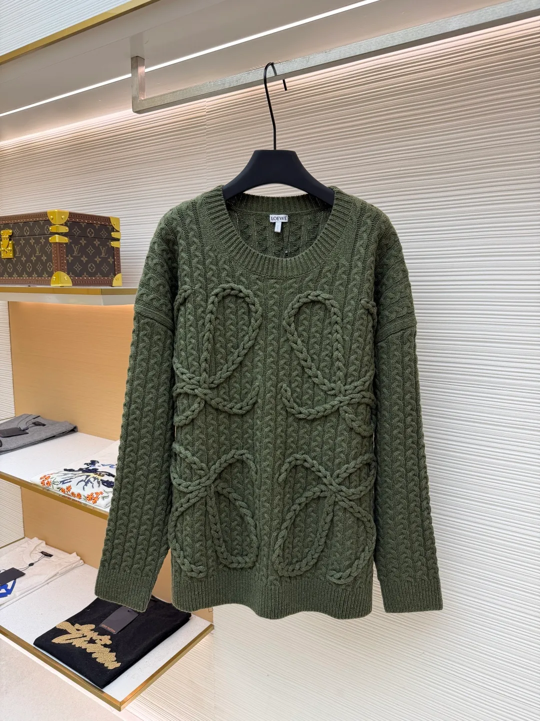 Loewe Anagram twist knitted sweater ●Original version: Purchased and developed for 15900 ●Item number: 1681884-B40 ●Fabric: Wool embossed knitted fabric ●Technology: Hand-operated special machine embossed pattern making ●Color: Green ●Version: Fitted version ●Weight: about 1000g ●Size: S-M-L-XL ●Description: Custom-dyed heavyweight mercerized wool embossed knitted wool Full texture Thick and solid, natural moss green is used as the color palette to express the tranquility and power of the late autumn forest. The three-dimensional texture is used as the brush strokes. The iconic woven Loewe Anagram logo is embellished on the front. The brand's soul totem is engraved on the moss green fabric. Whimsical ideas add the finishing touch to the fashion picture. The dropped shoulder design cleverly weakens the toughness of the shoulders, making the body shape softer and giving the wearer a lazy and noble temperament. Opening up unlimited possibilities for fashion matching, the hand-operated special machine embossed pattern craftsmanship is controlled by the craftsman, the customized special knitting machine, the knitting logic of human-machine collaboration, real-time adjustment of the yarn tension, controlling the rise and fall of the knitting needles, forming a Loewe Anagram pattern with a three-dimensional concave and convex texture, and the composite double process of the global twisted rope braid. The symphonic weaving technique of hand and machine. The entire garment is made of twisted rope + webbing composite weaving, hand-connected line by line. Each row of knitting needs to complete three steps: twisting the rope, inserting the webbing, and resetting the needle bar. It takes 200-300 rows to knit a ready-made garment (time-consuming, labor-intensive, and expensive). The process of softening and deodorizing the washing water of the ready-made clothes uses professional washing equipment and specific detergents to deeply clean and deodorize the clothes to improve the feel and appearance of the clothes. The overall wiring is straight and delicate, the fabric is comfortable and soft, and the color is consistent without color difference. It can be matched with the same style to create a fashionable look, and can be used in various occasions. Customized accessories, complete with three standards, the same style for men and women.
